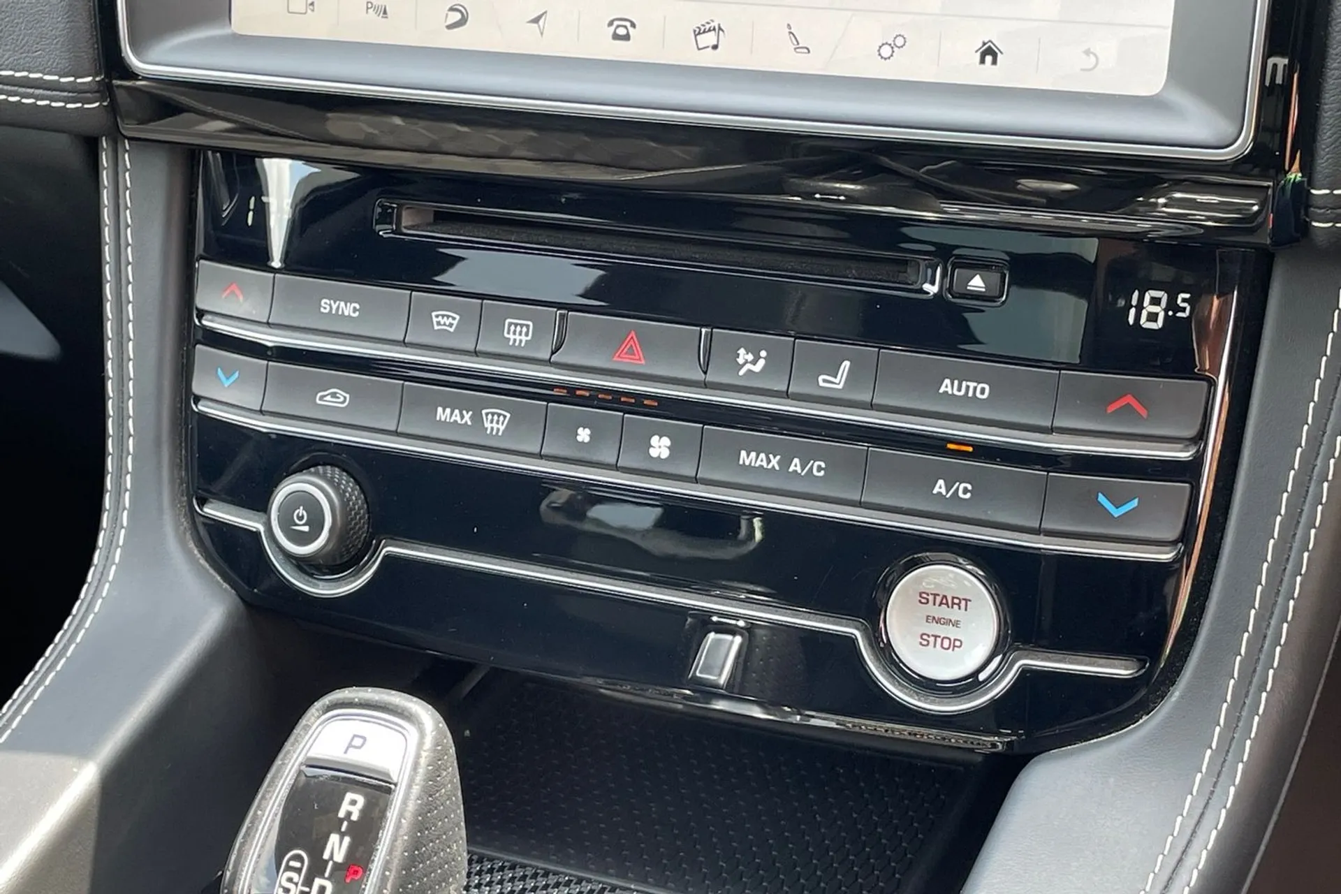 Jaguar F-PACE thumbnail image number 40