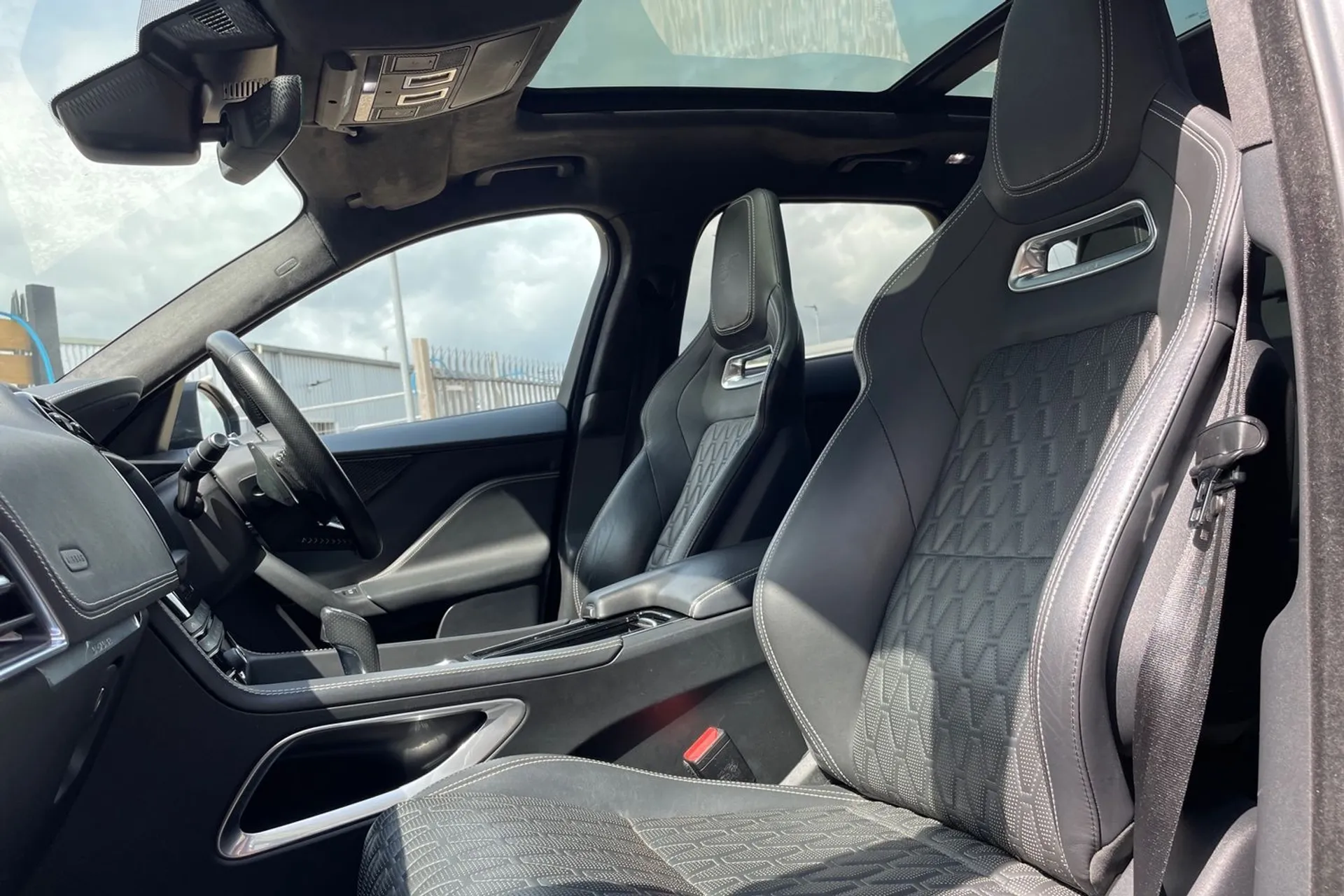 Jaguar F-PACE thumbnail image number 30