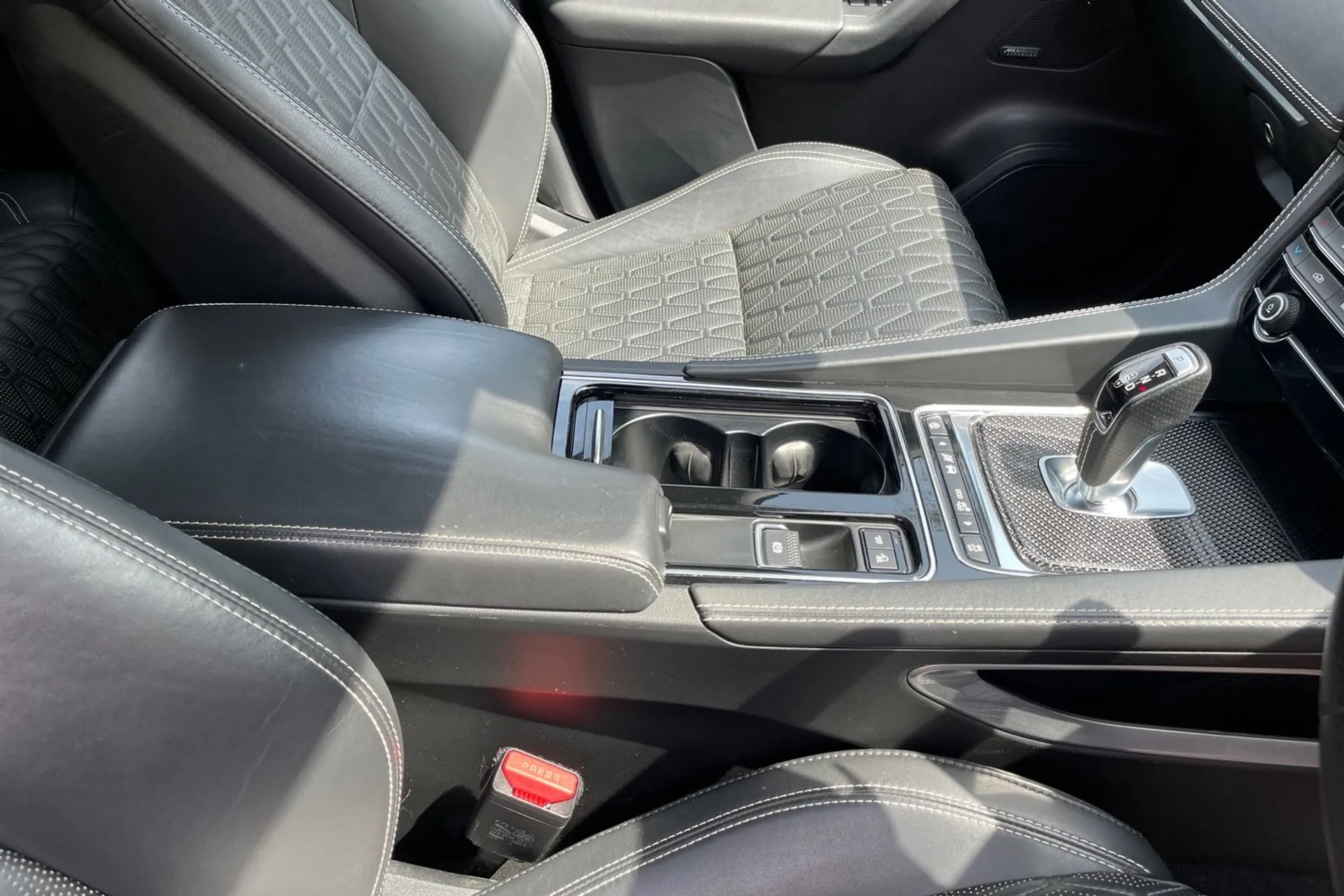 Jaguar F-PACE thumbnail image number 42