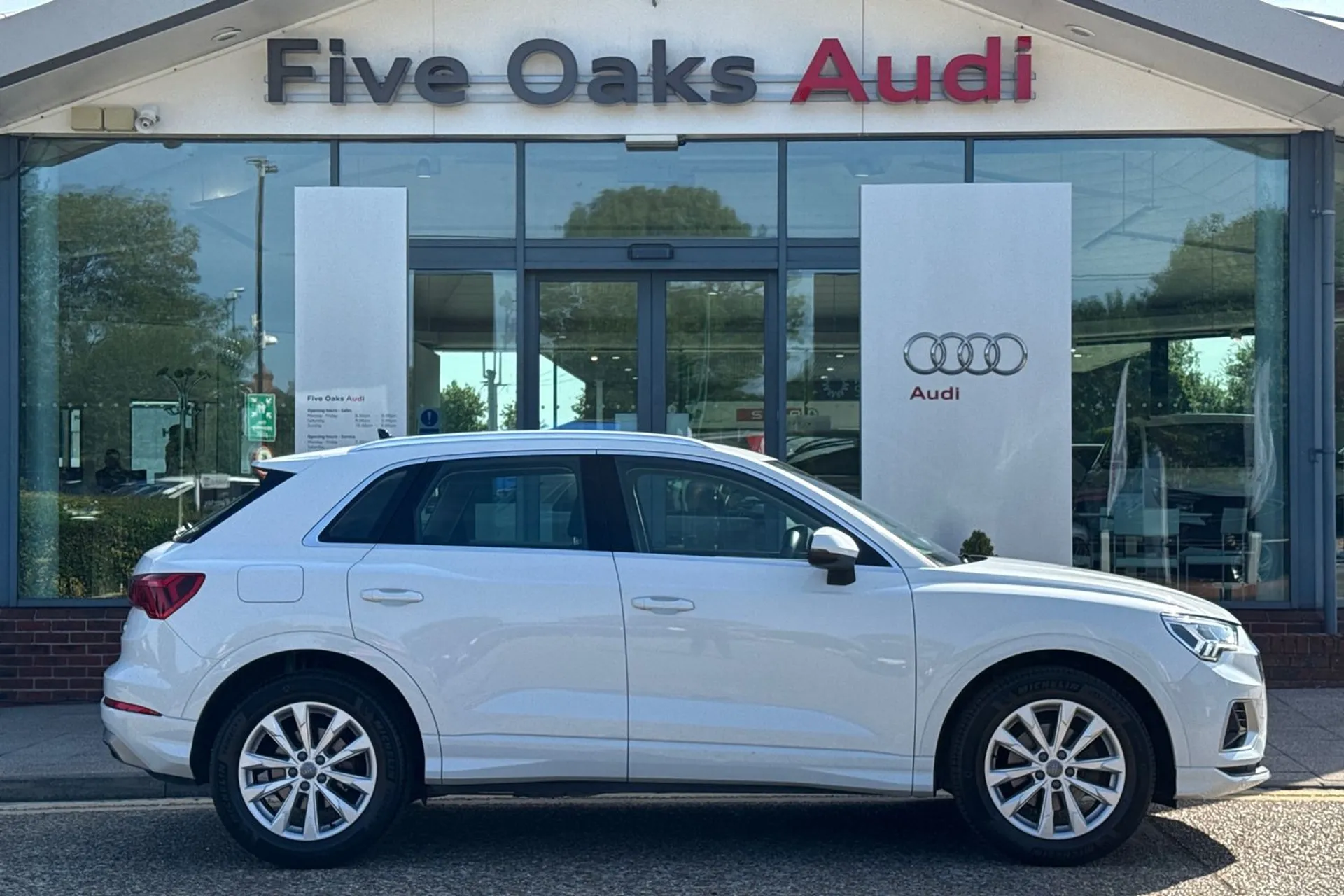 Audi Q3 thumbnail image number 2