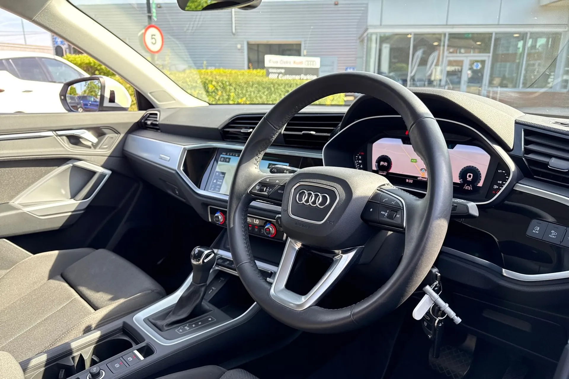 Audi Q3 thumbnail image number 25