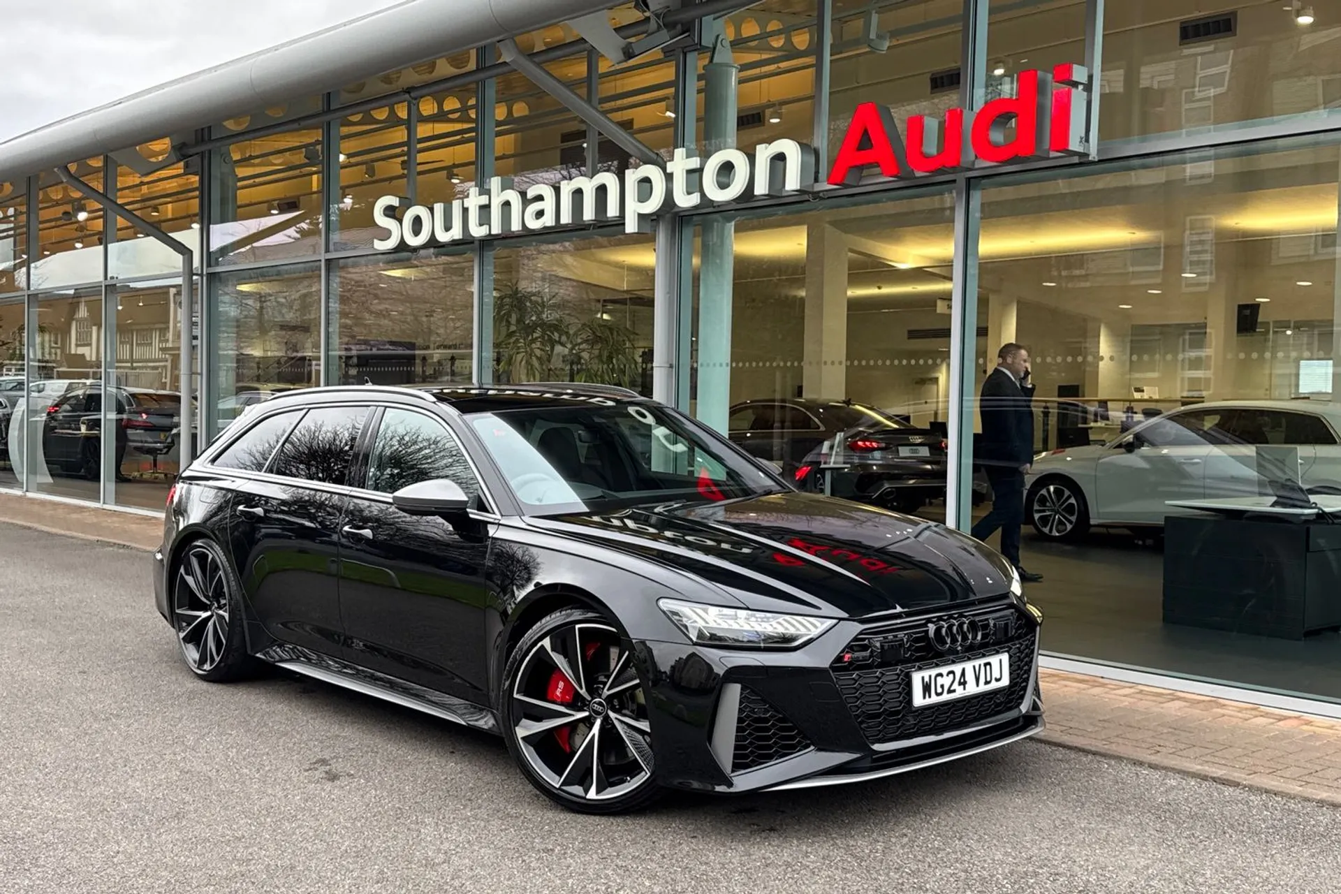 Audi RS6 AVANT focused image