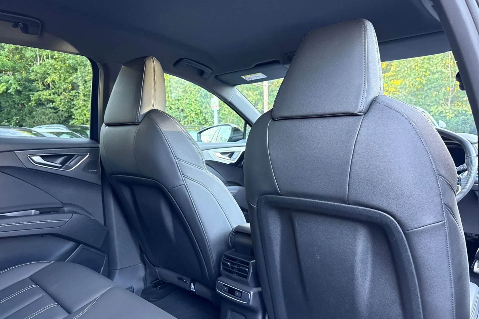 Audi Q4 thumbnail image number 10