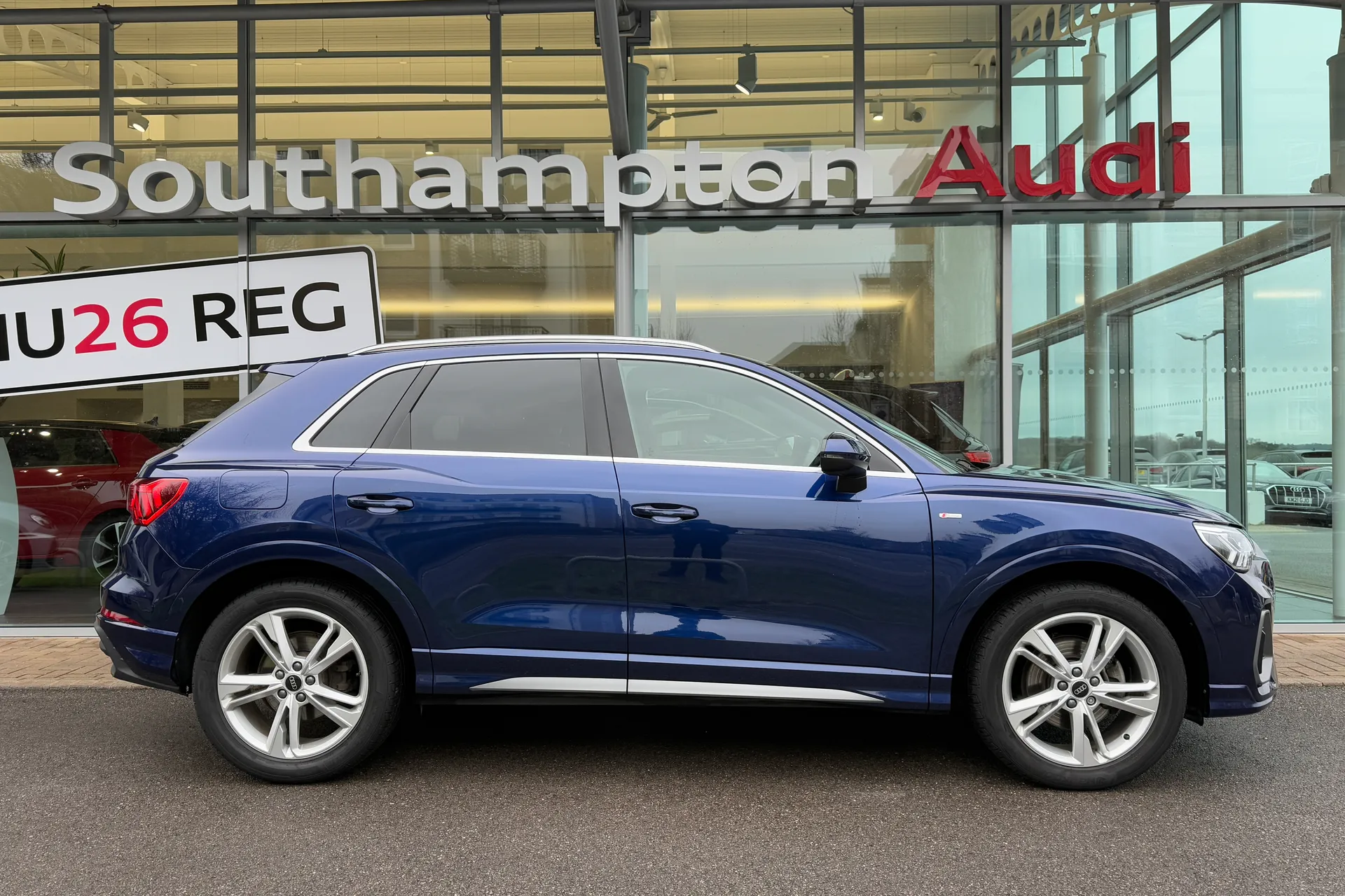 Audi Q3 thumbnail image number 2