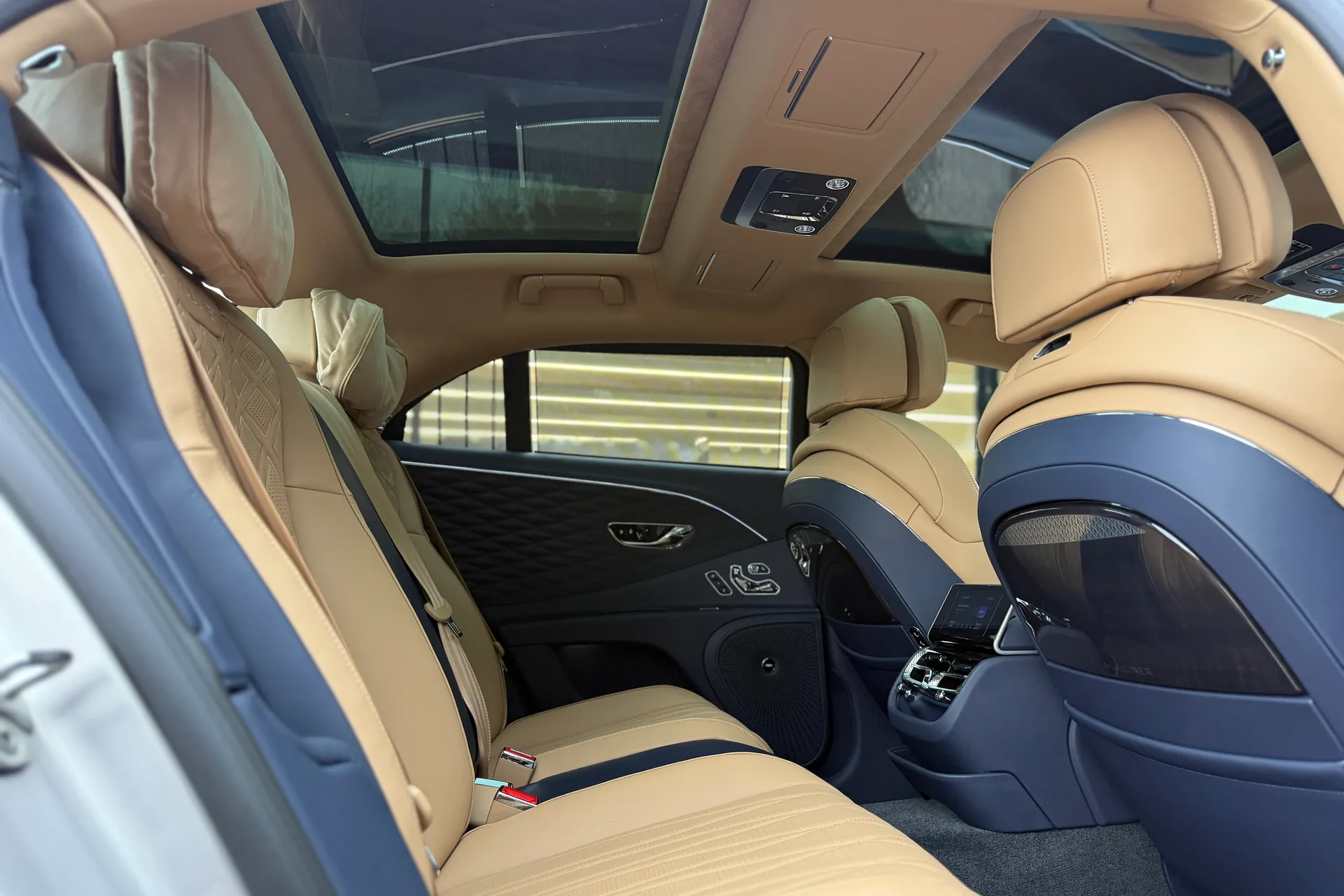 Bentley FLYING SPUR thumbnail image number 24