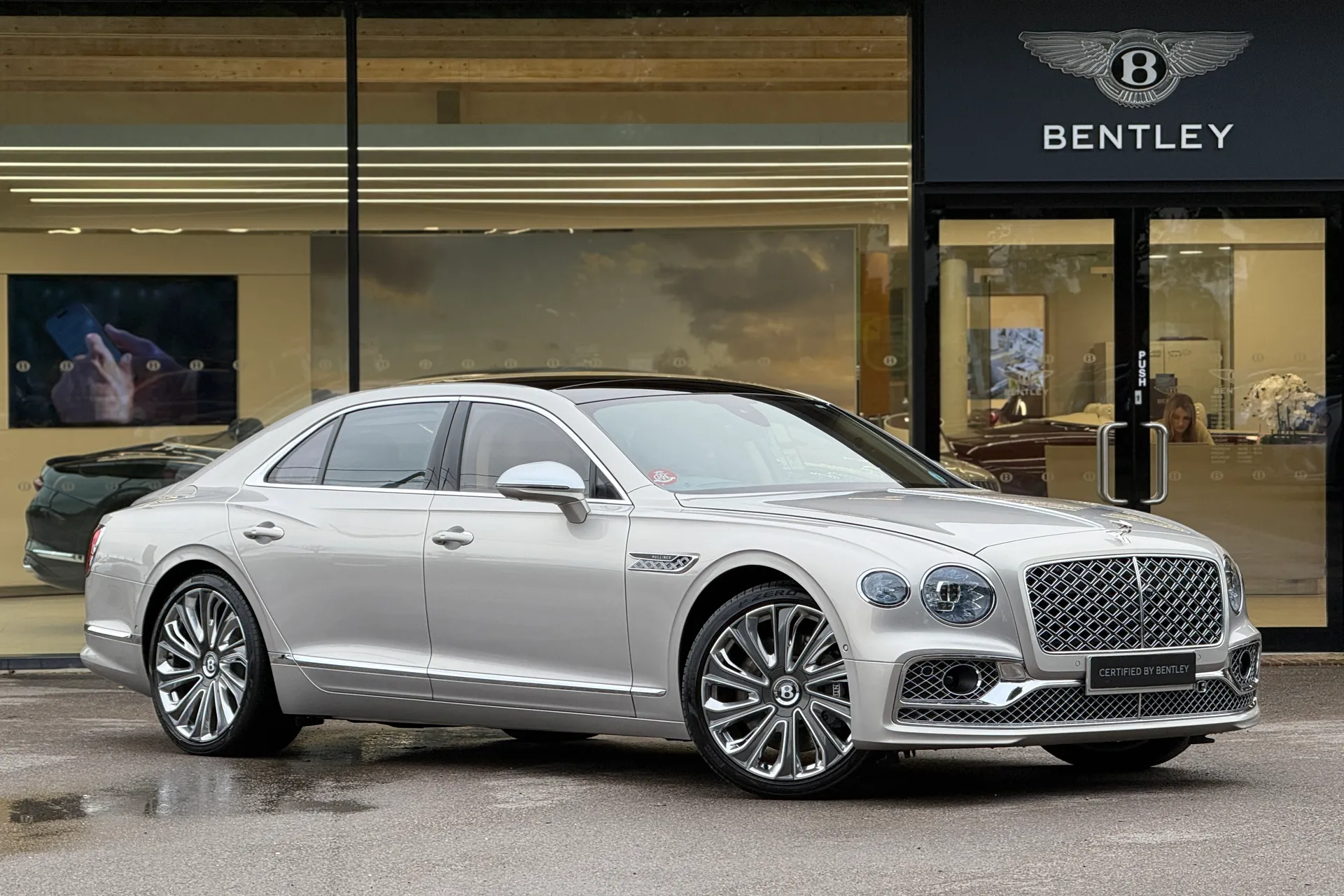 Bentley FLYING SPUR focused image