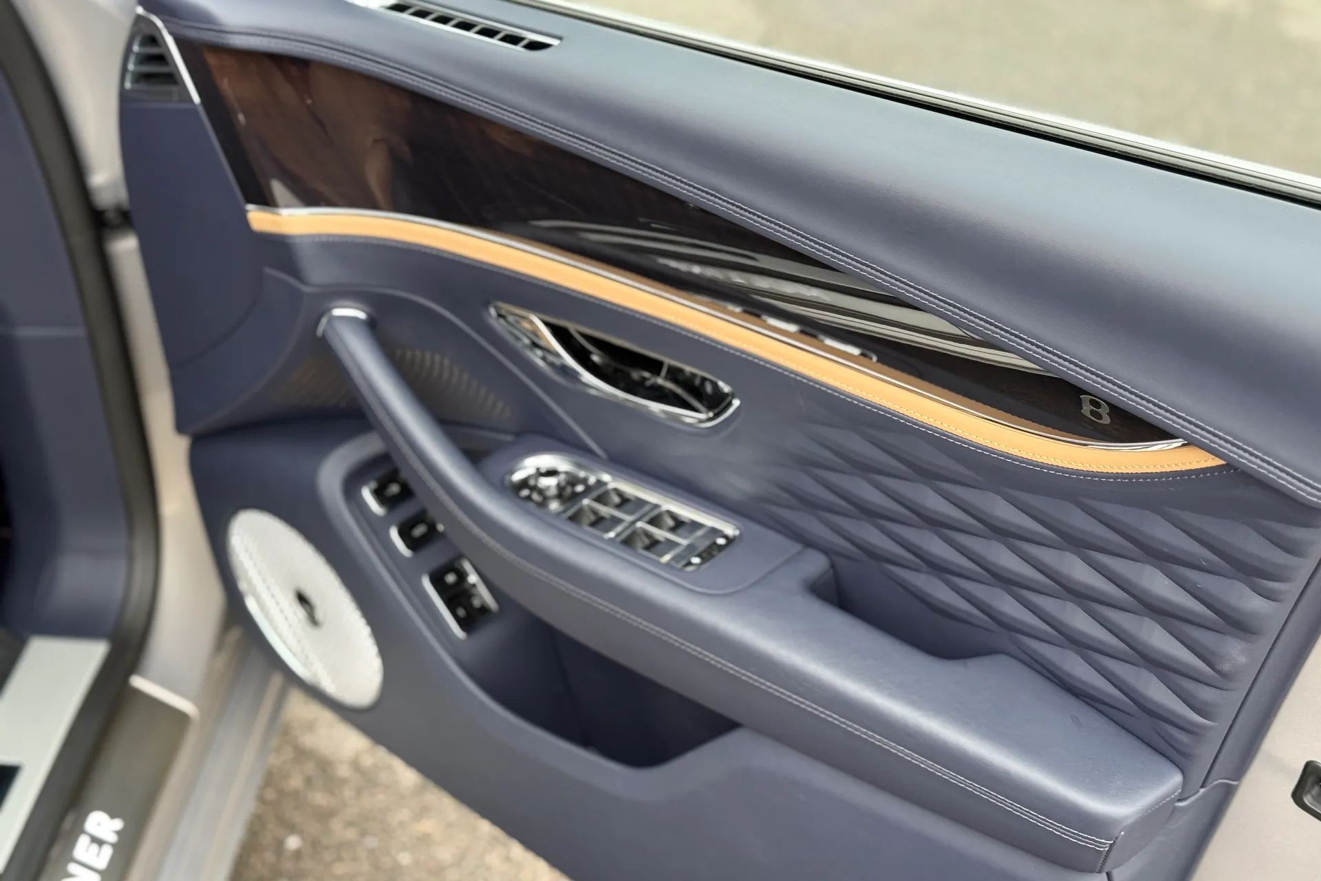 Bentley FLYING SPUR thumbnail image number 12