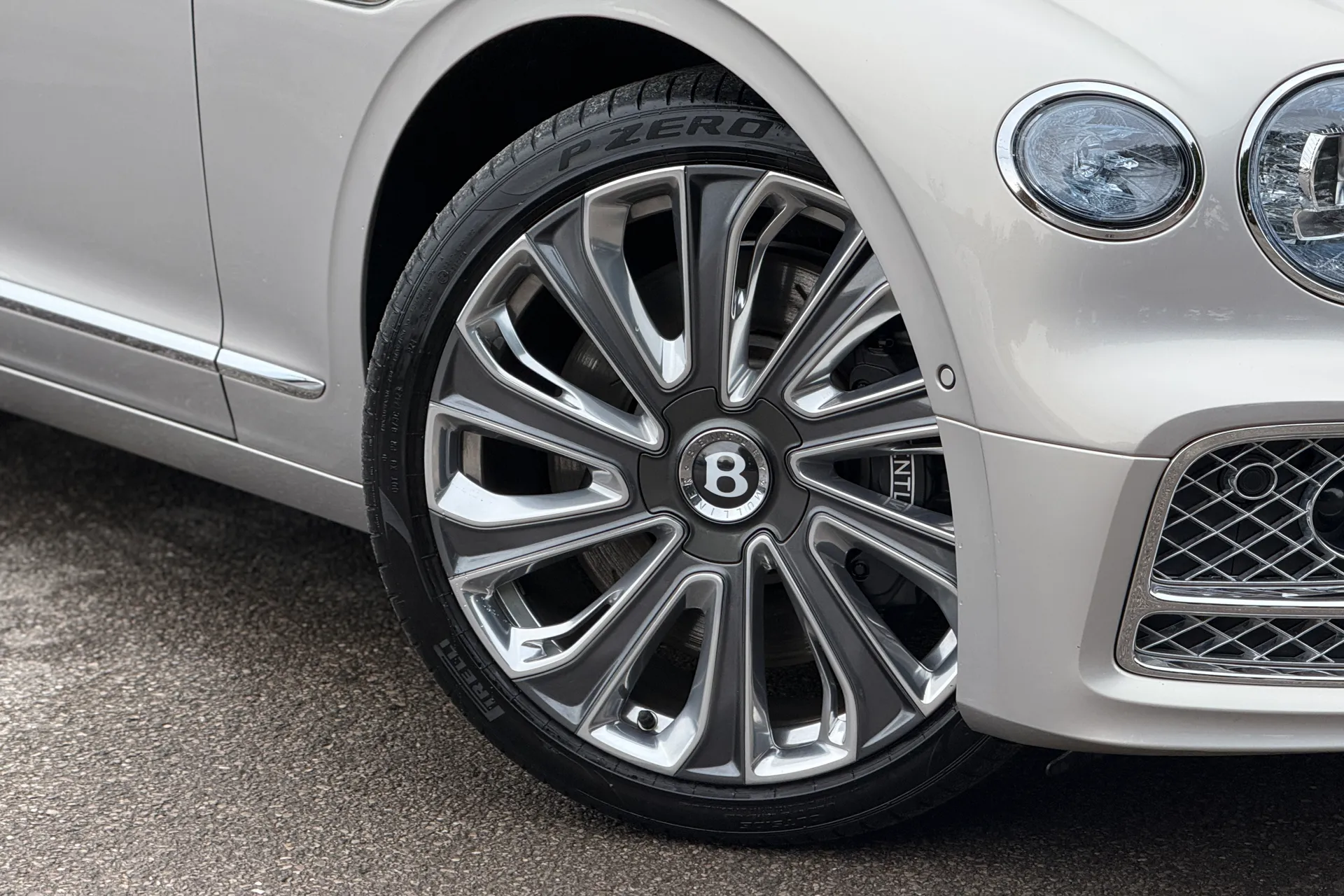 Bentley FLYING SPUR thumbnail image number 2