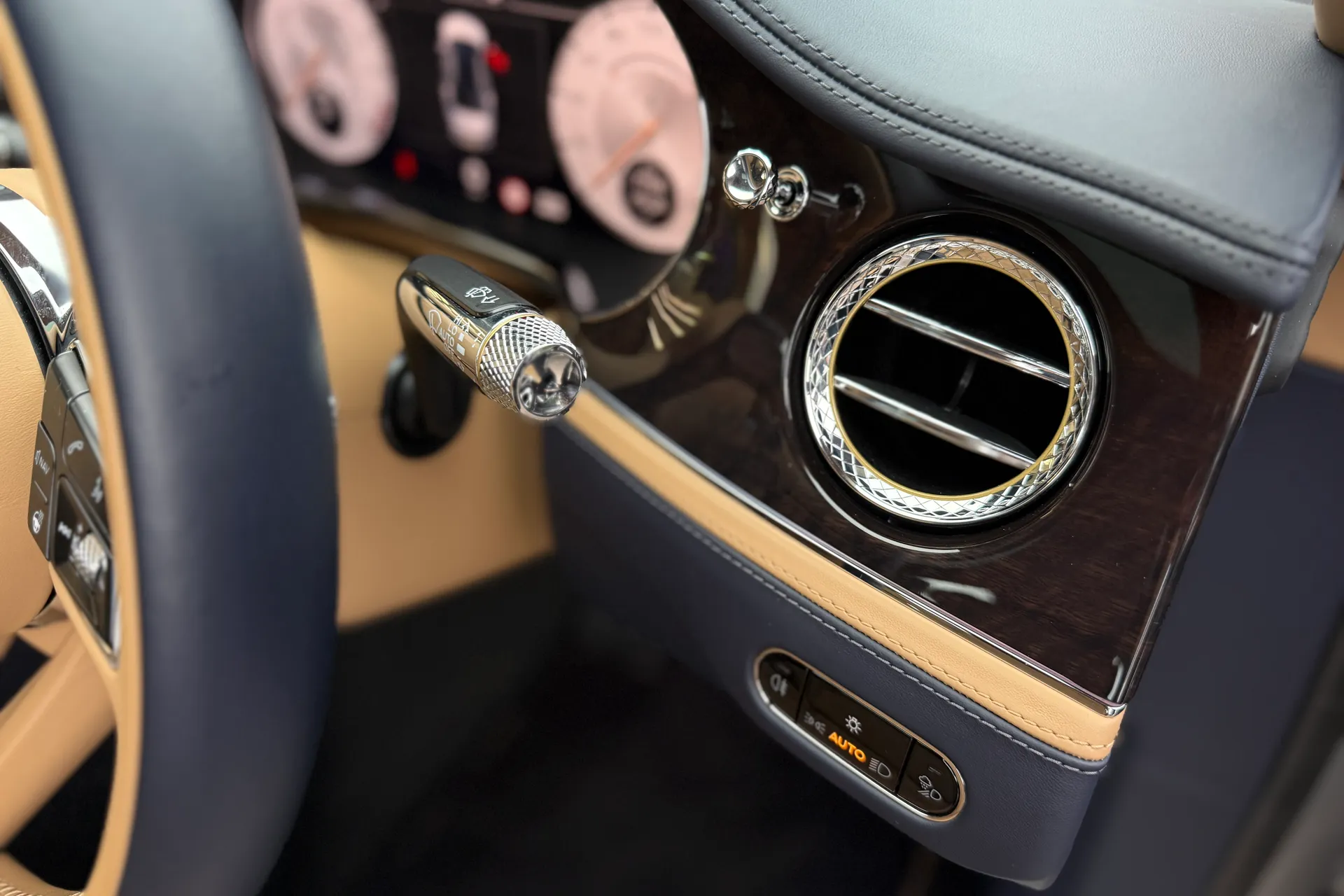 Bentley FLYING SPUR thumbnail image number 17