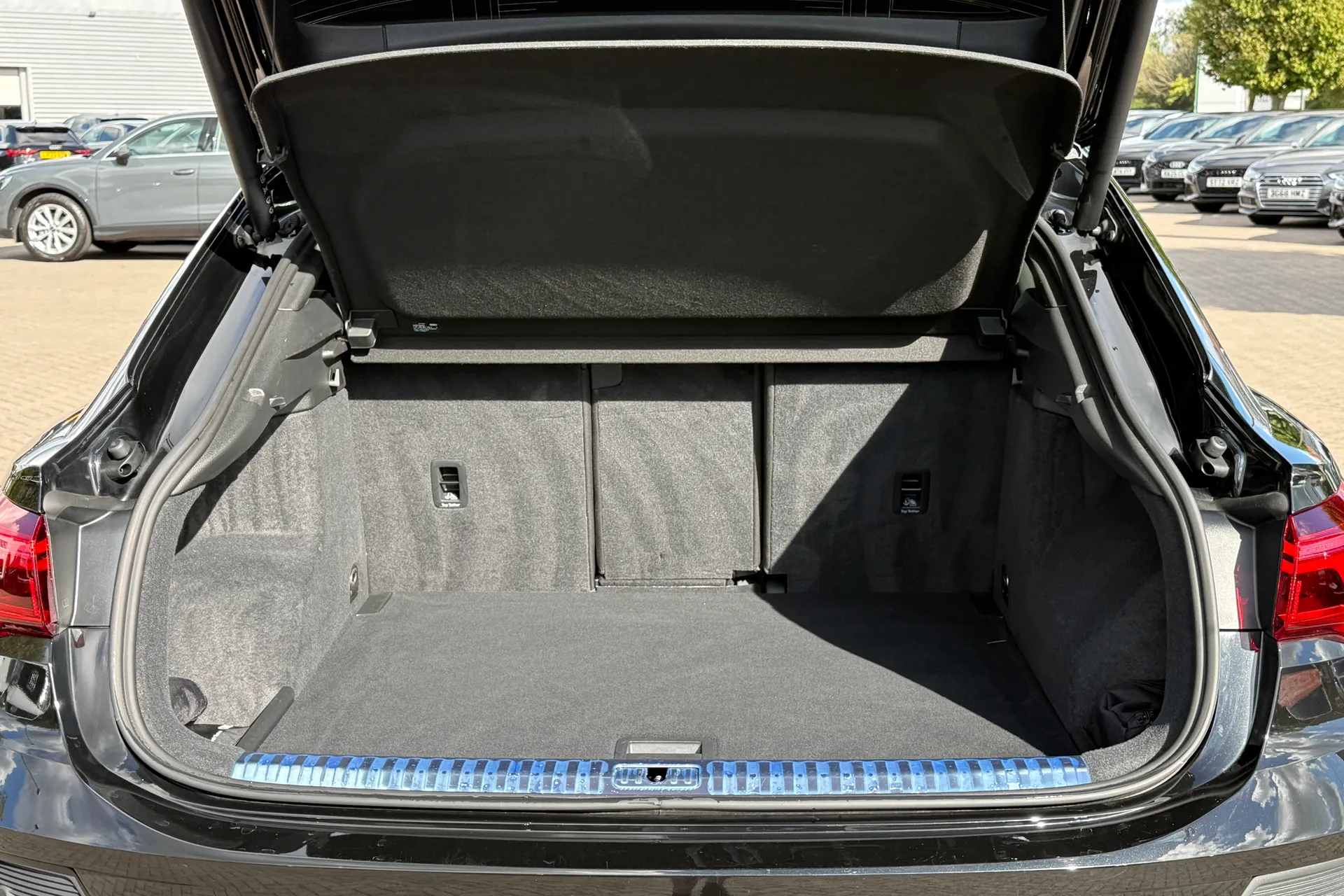 Audi Q3 thumbnail image number 36