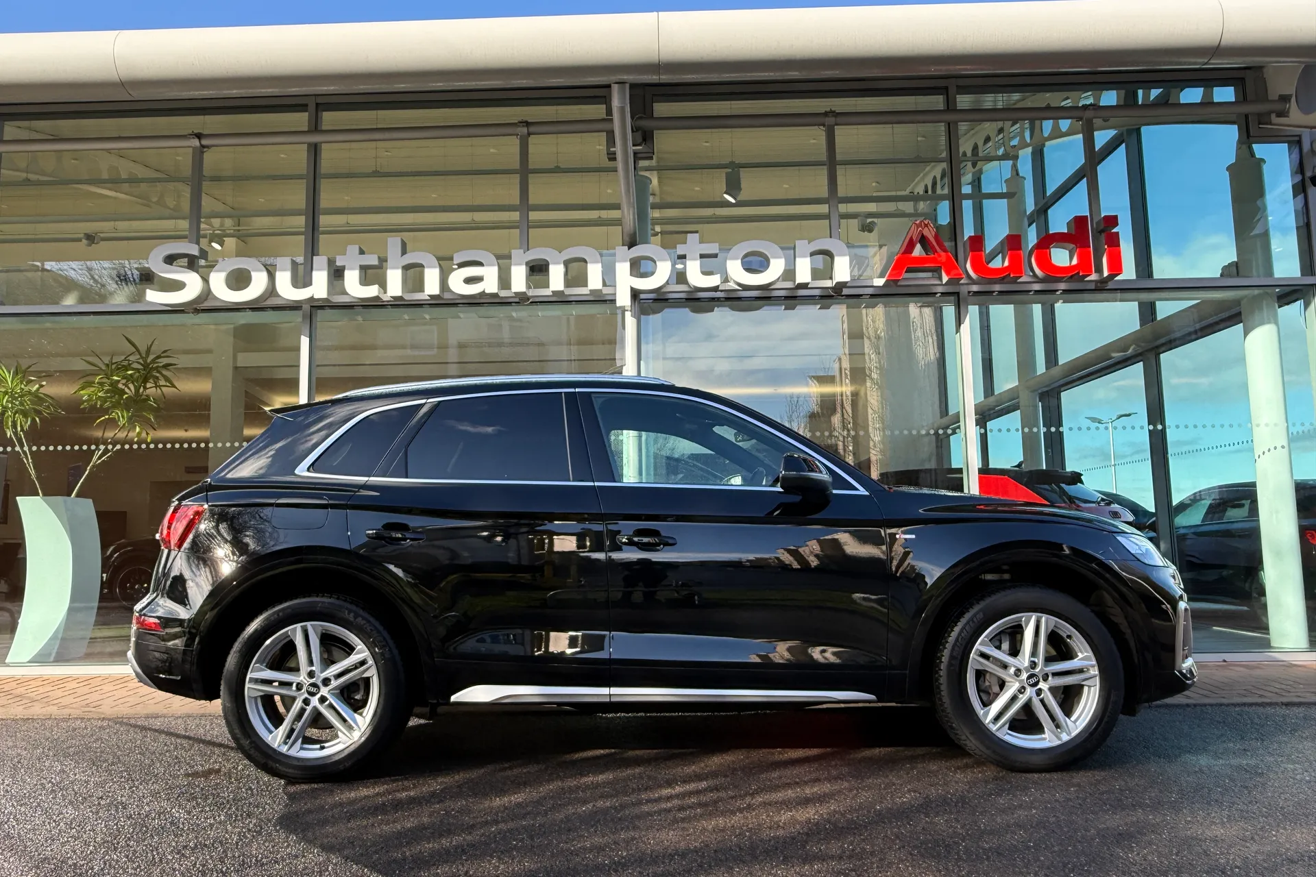 Audi Q5 thumbnail image number 2