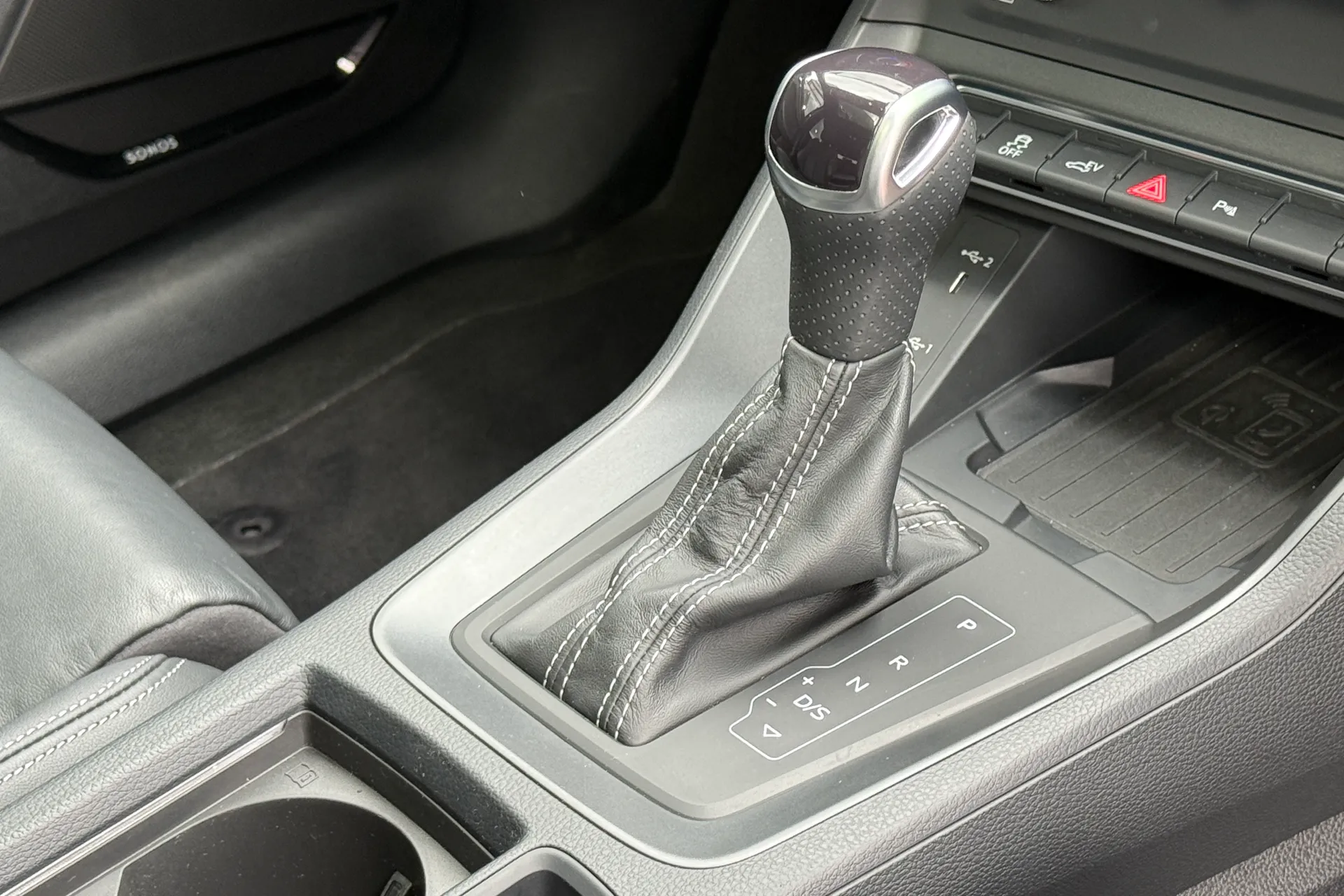 Audi Q3 thumbnail image number 19