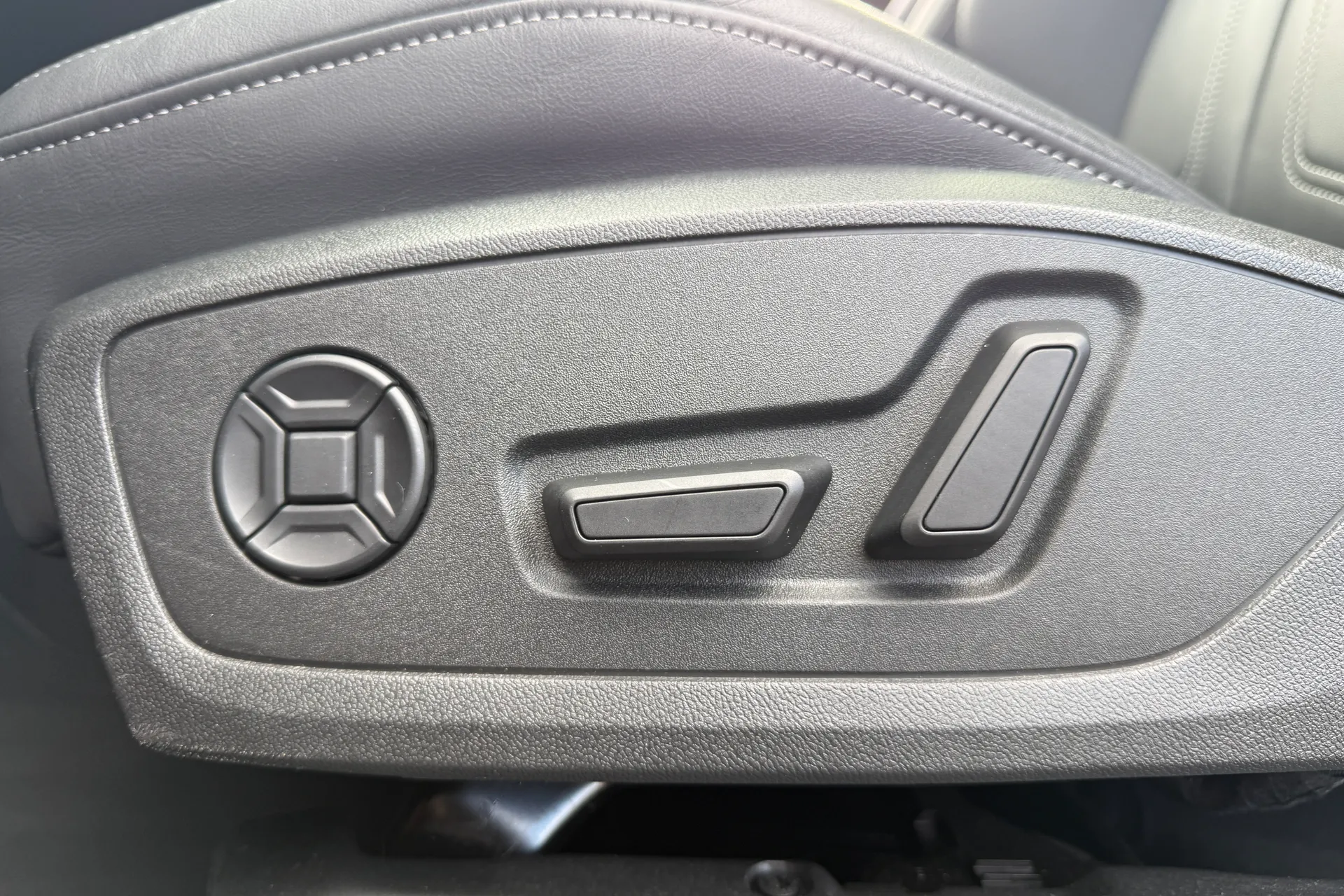 Audi Q3 thumbnail image number 21