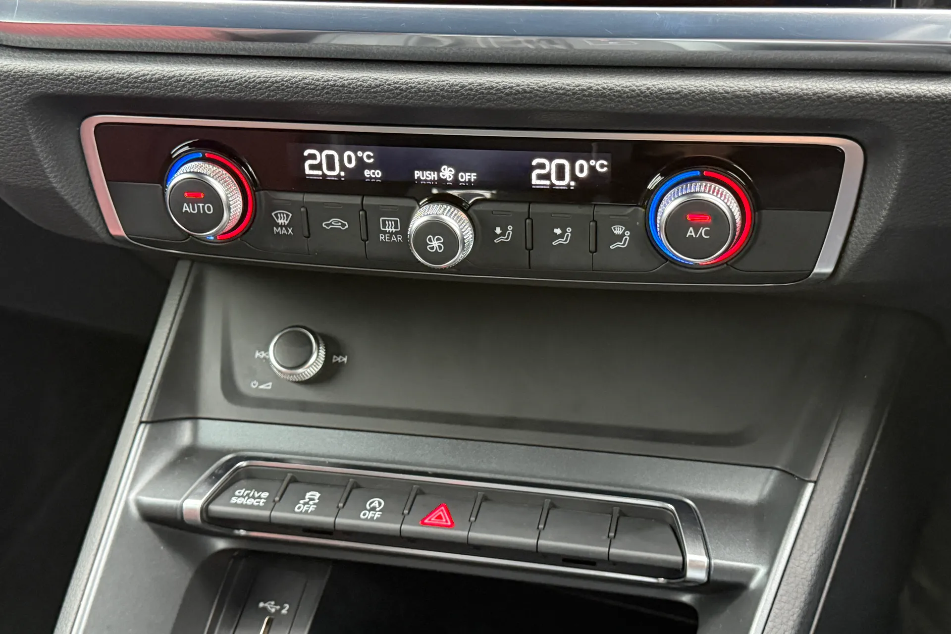 Audi Q3 thumbnail image number 16