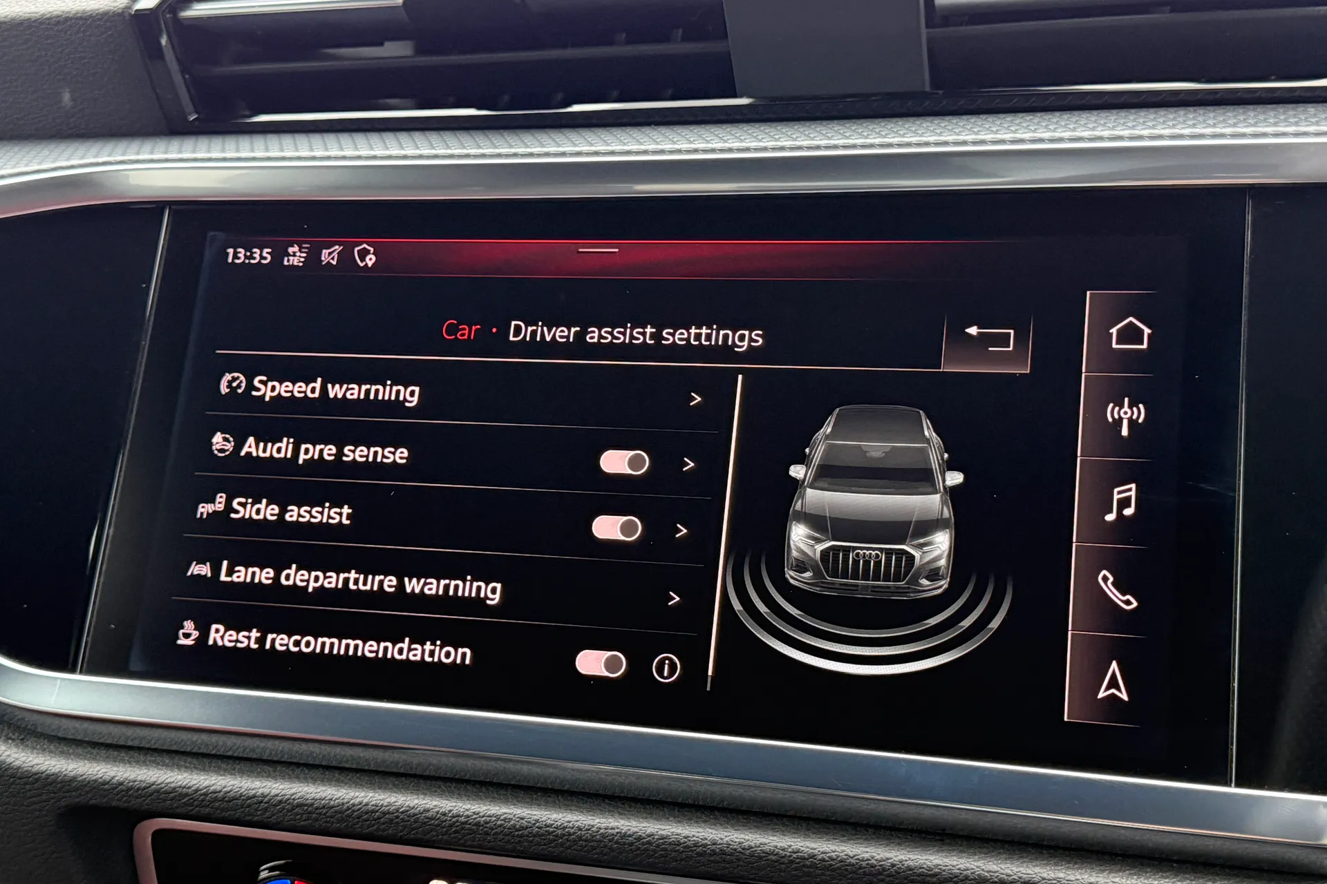 Audi Q3 thumbnail image number 12