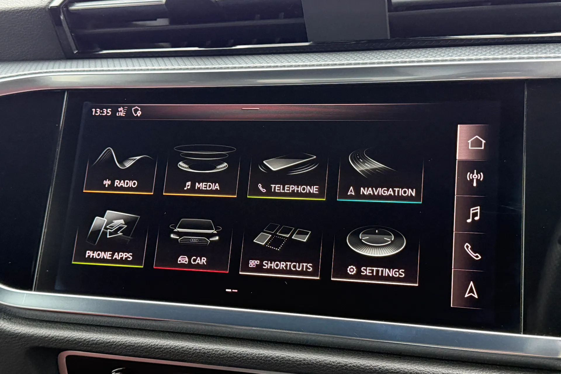 Audi Q3 thumbnail image number 14