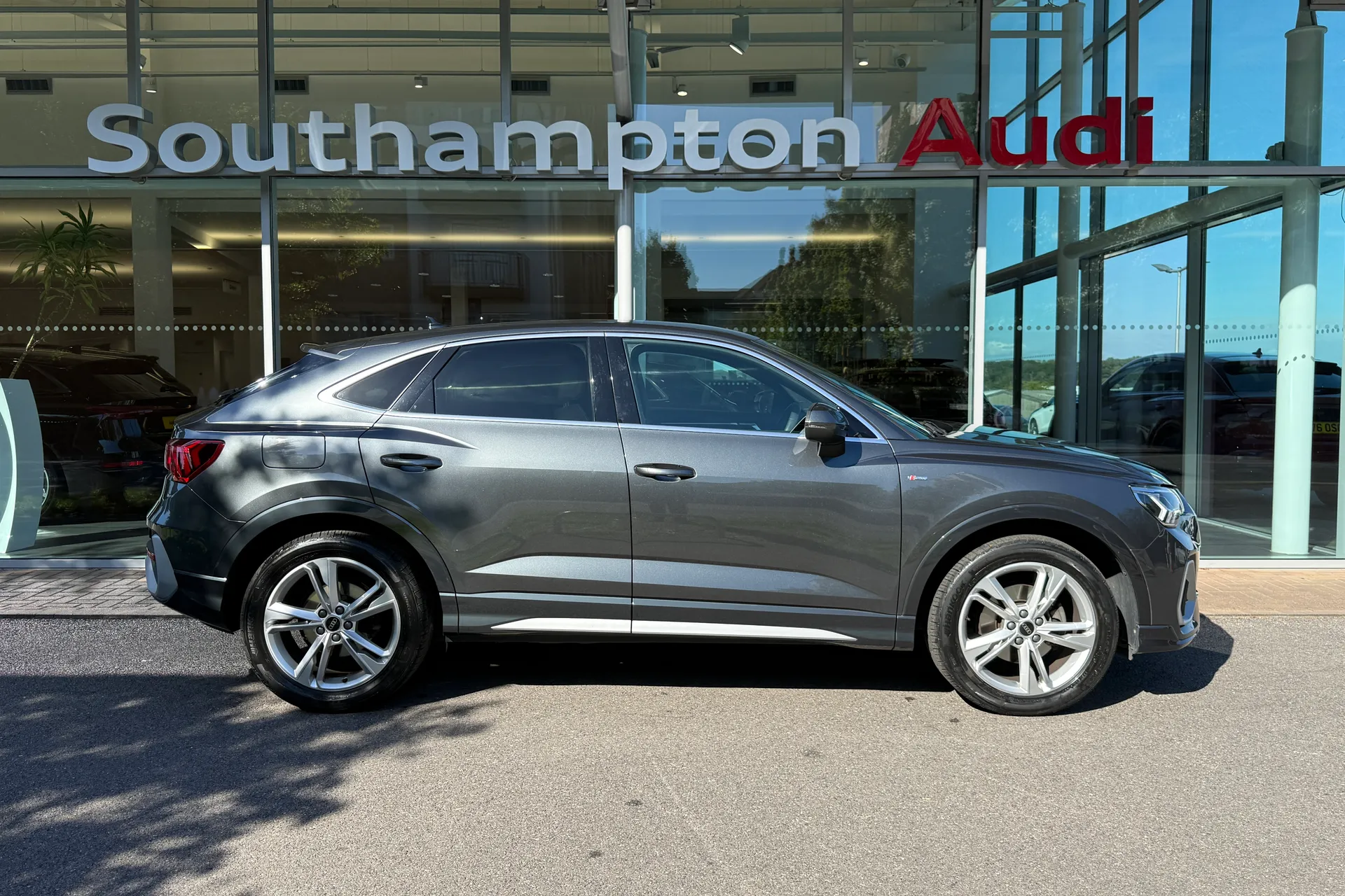 Audi Q3 thumbnail image number 2
