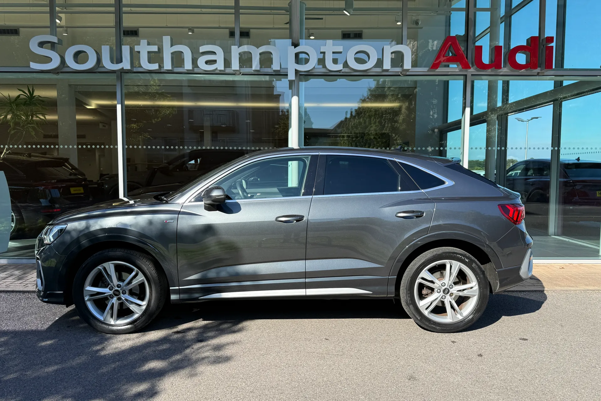 Audi Q3 thumbnail image number 45