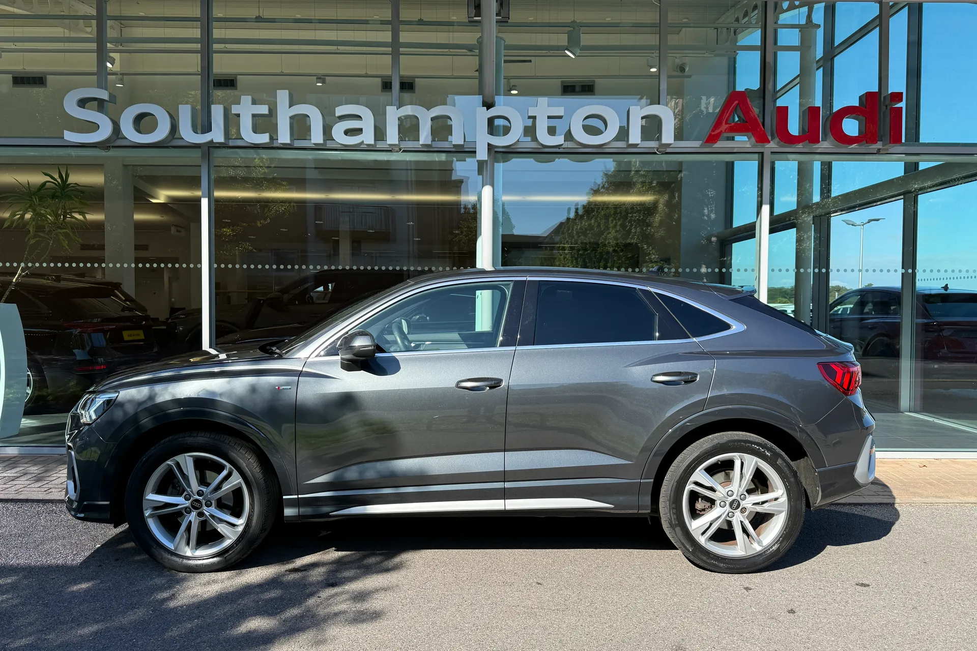 Audi Q3 thumbnail image number 44