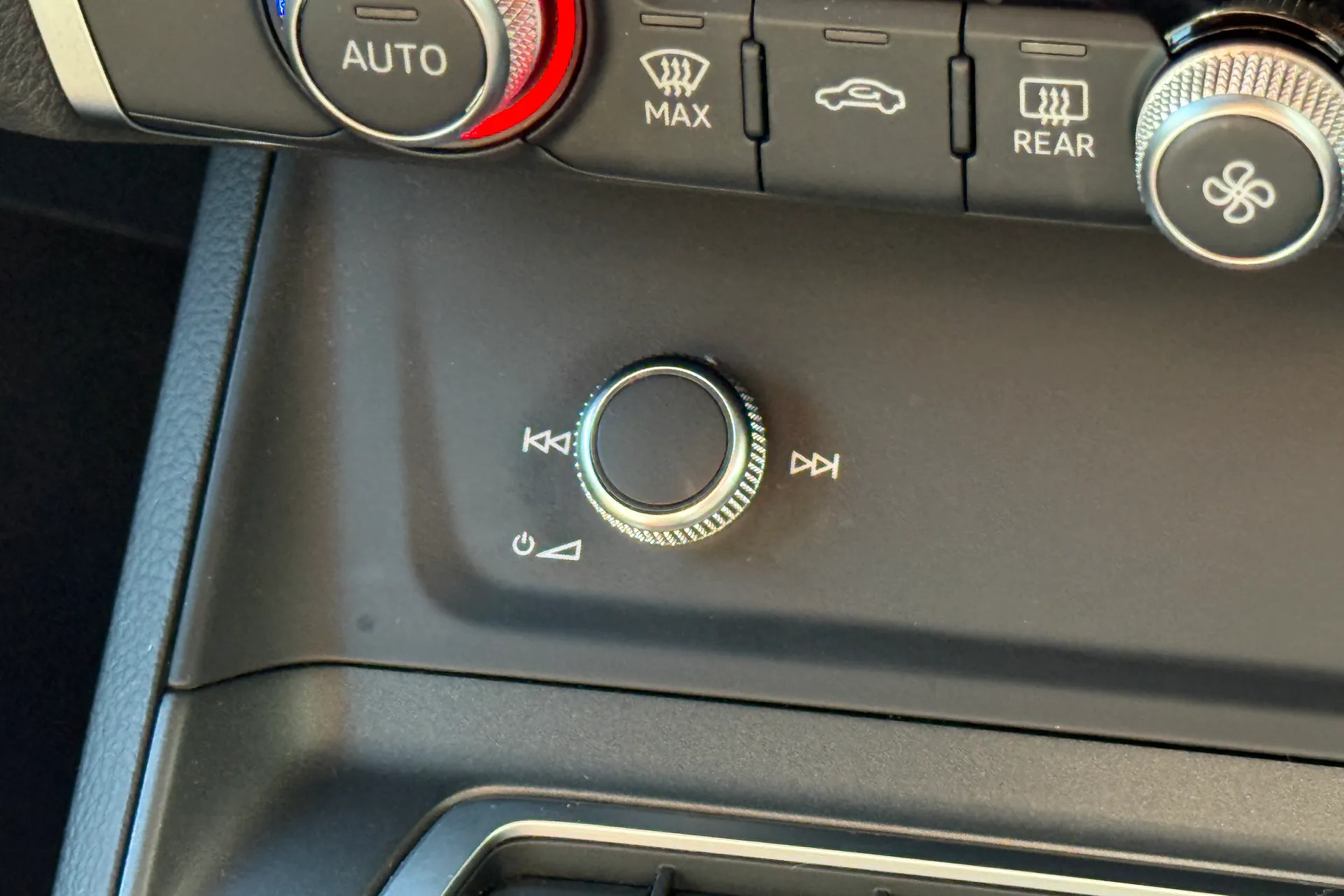 Audi Q3 thumbnail image number 21