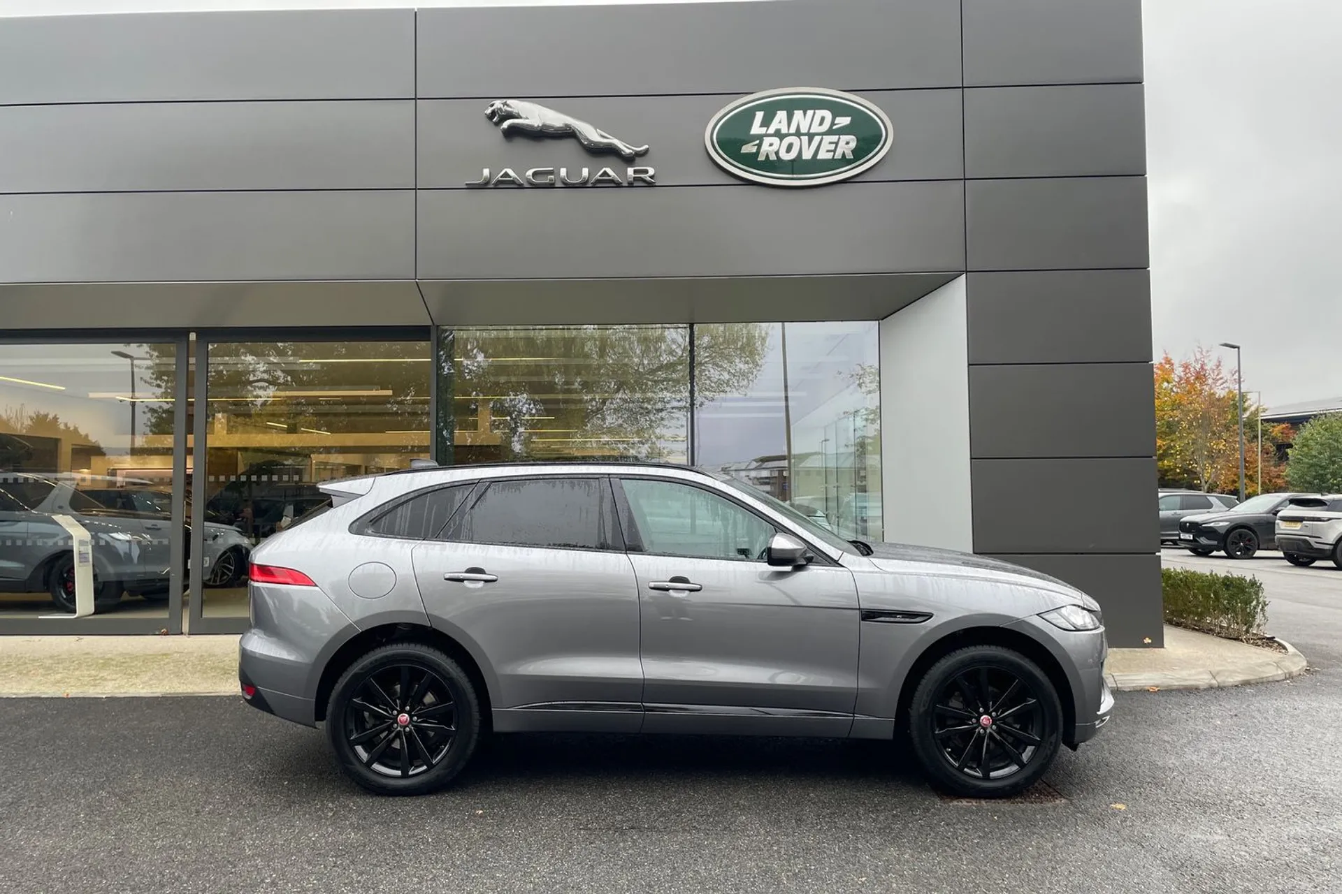 Jaguar F-PACE thumbnail image number 2