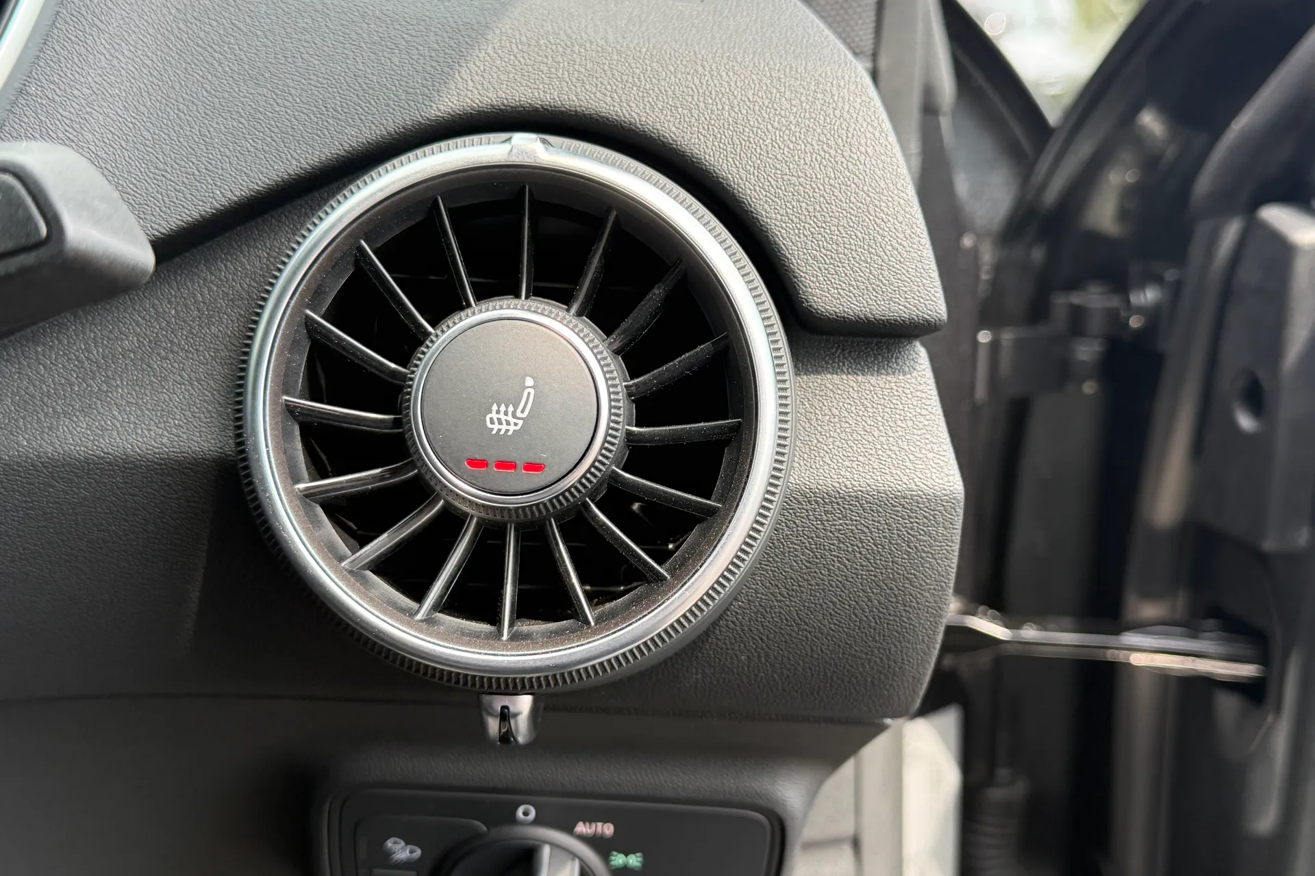 Audi TT thumbnail image number 26