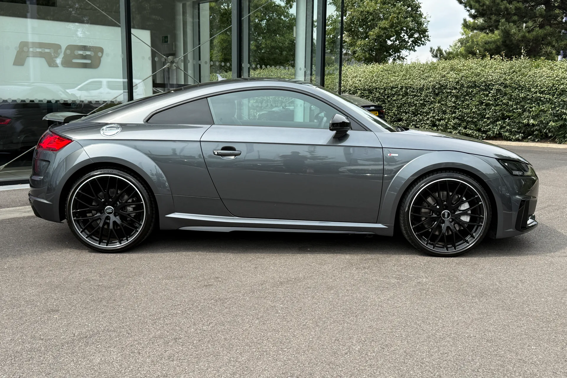 Audi TT thumbnail image number 2