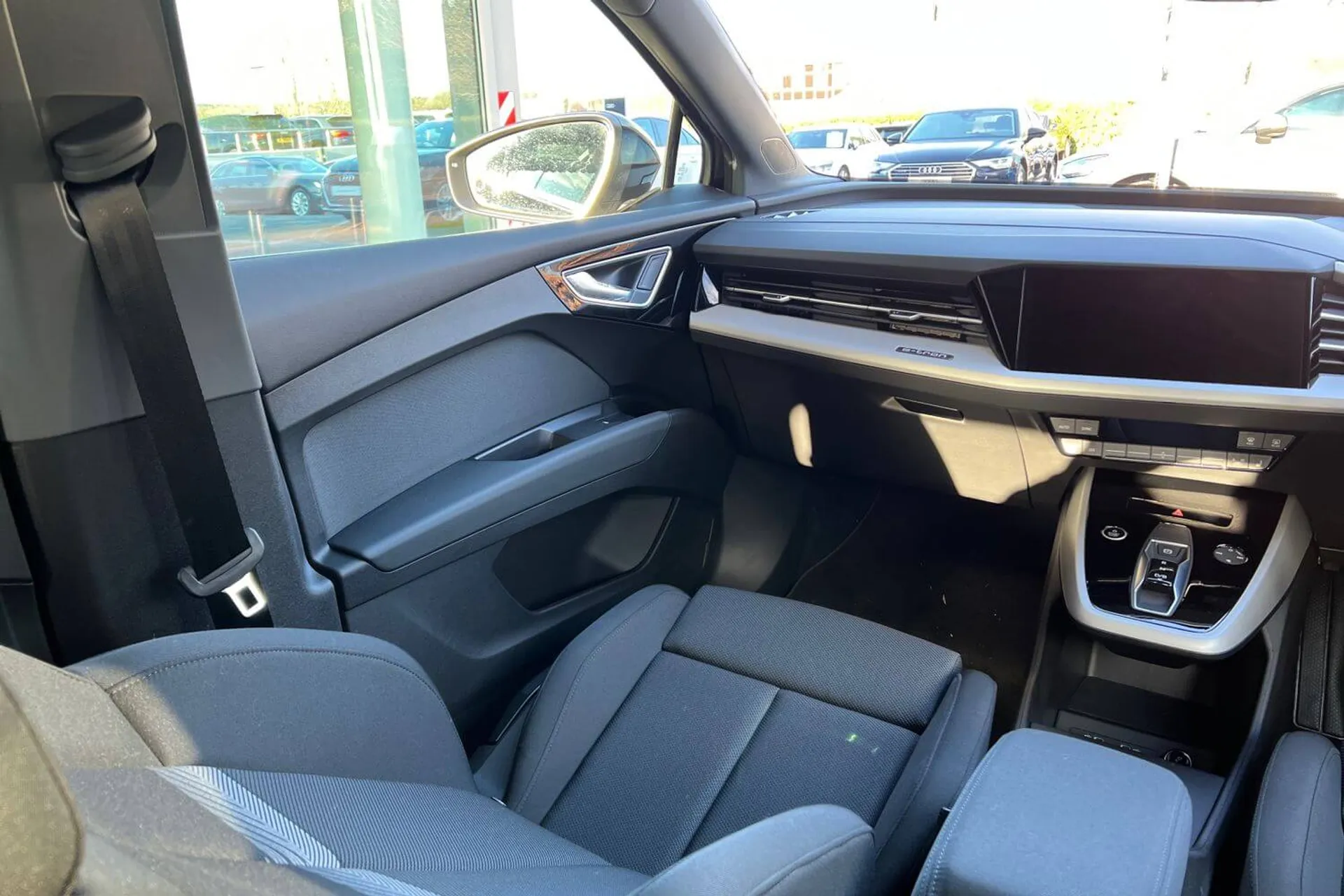 Audi Q4 e-tron thumbnail image number 32