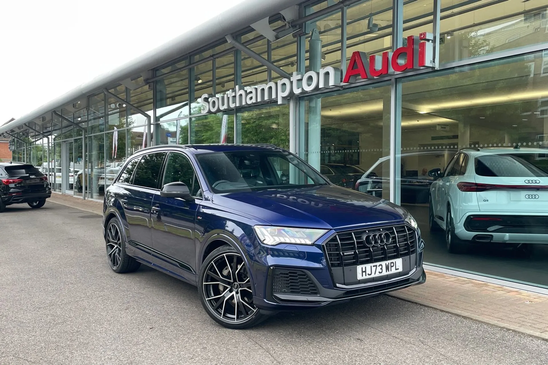 Audi Q7 focused image