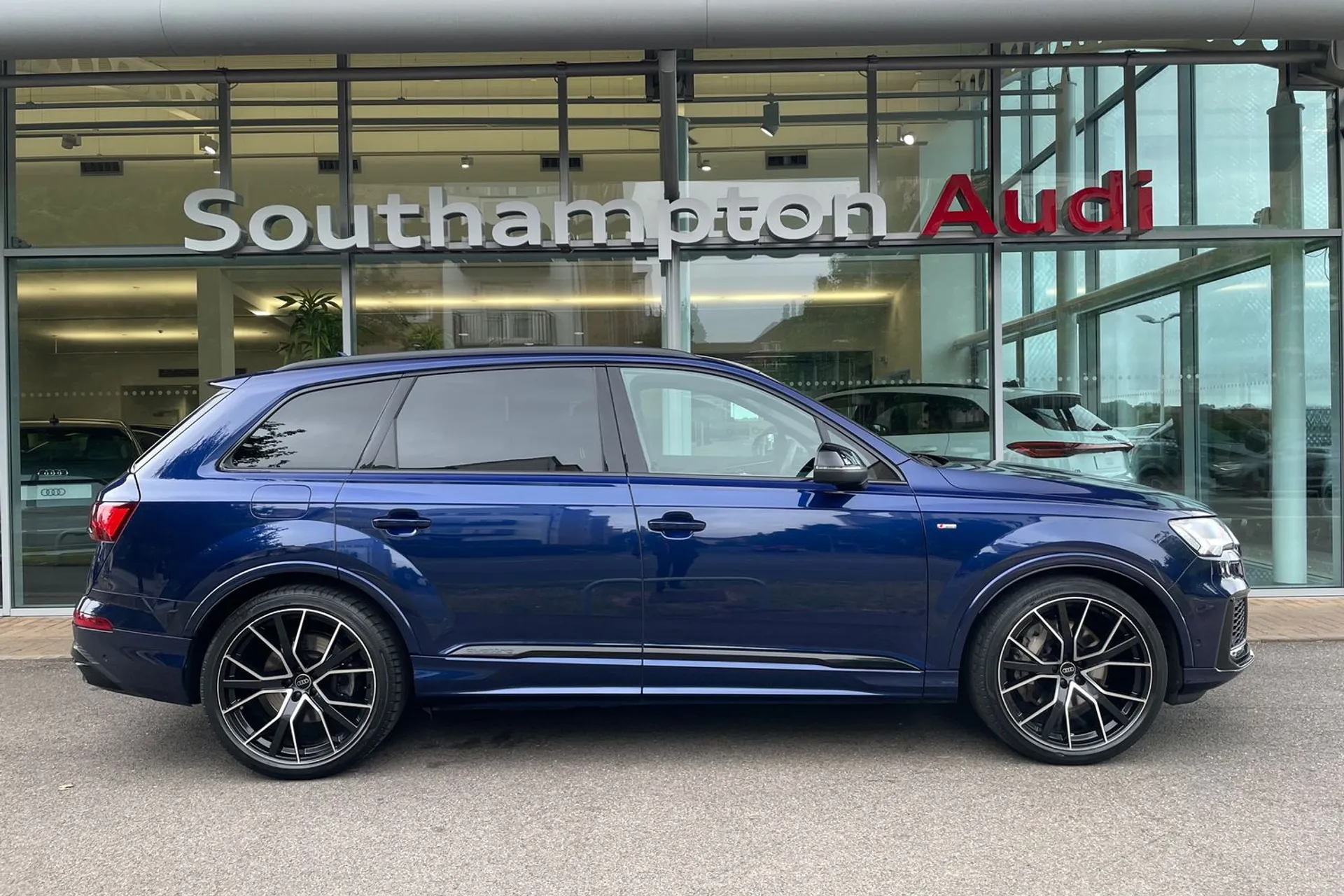 Audi Q7 thumbnail image number 2