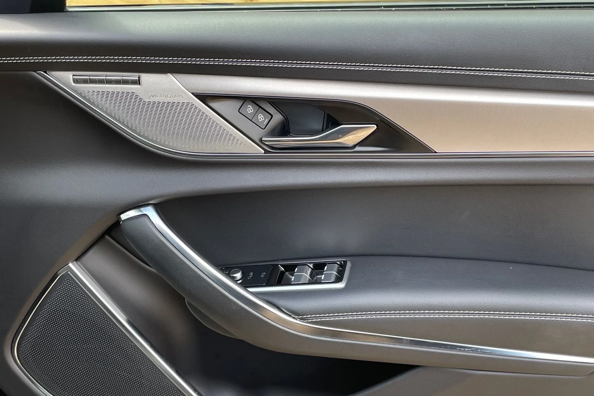 Jaguar XF thumbnail image number 41