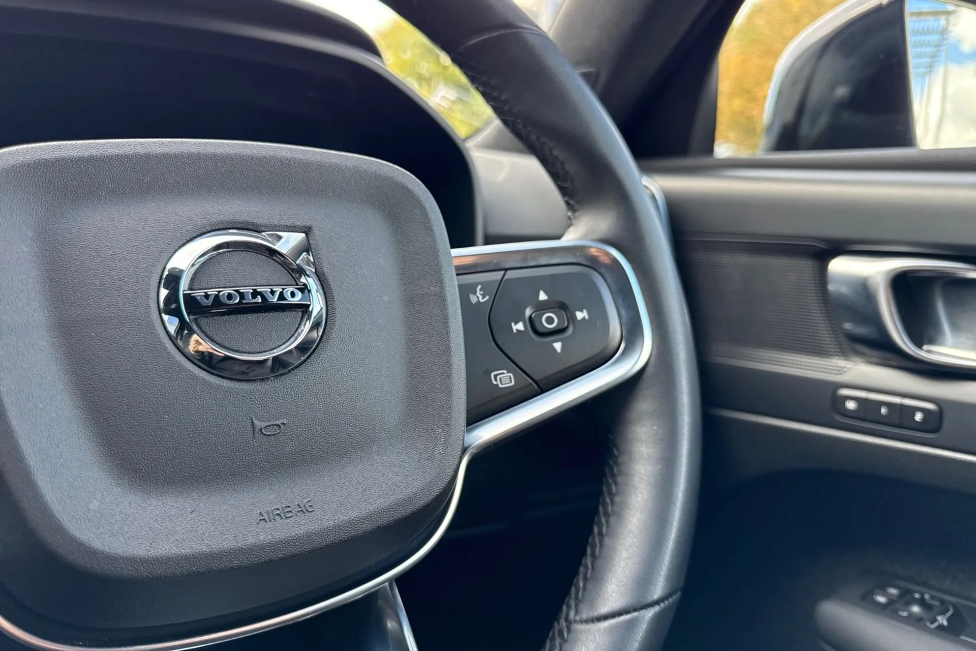 Volvo XC40 thumbnail image number 36