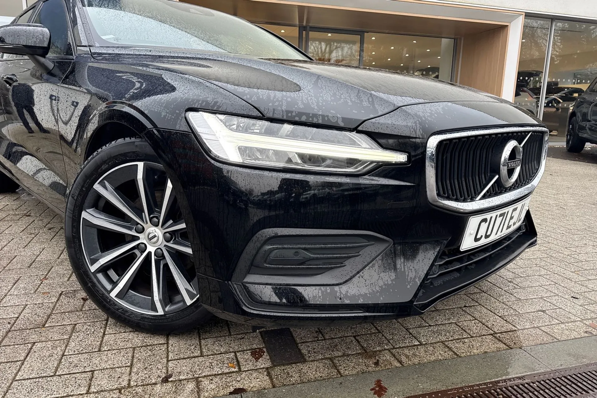 Volvo V60 thumbnail image number 2