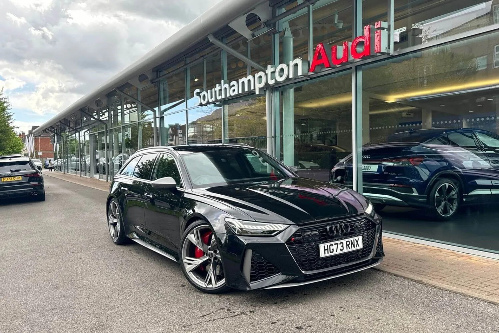 Audi RS6 focused image