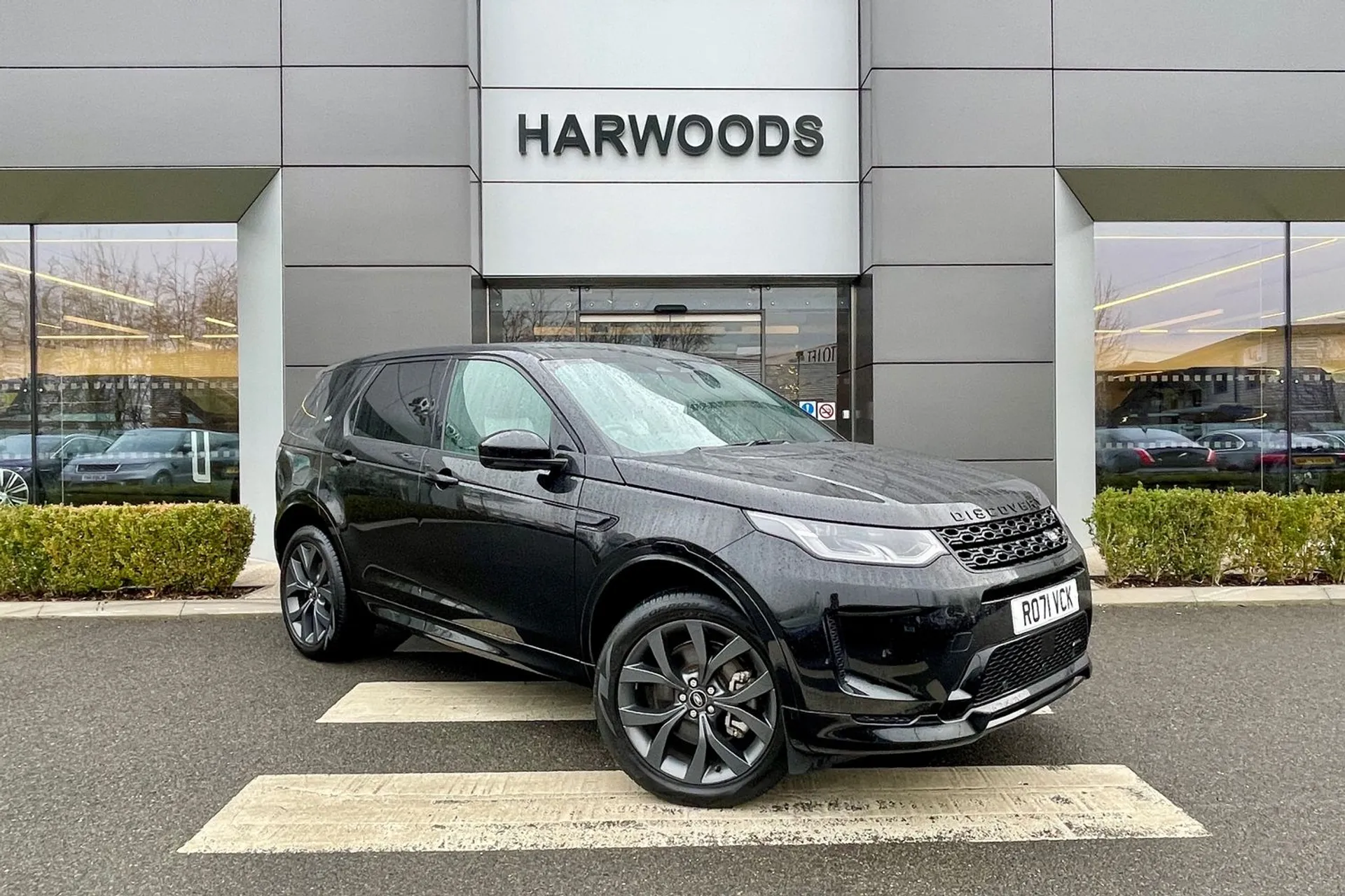 LAND ROVER DISCOVERY SPORT focused image