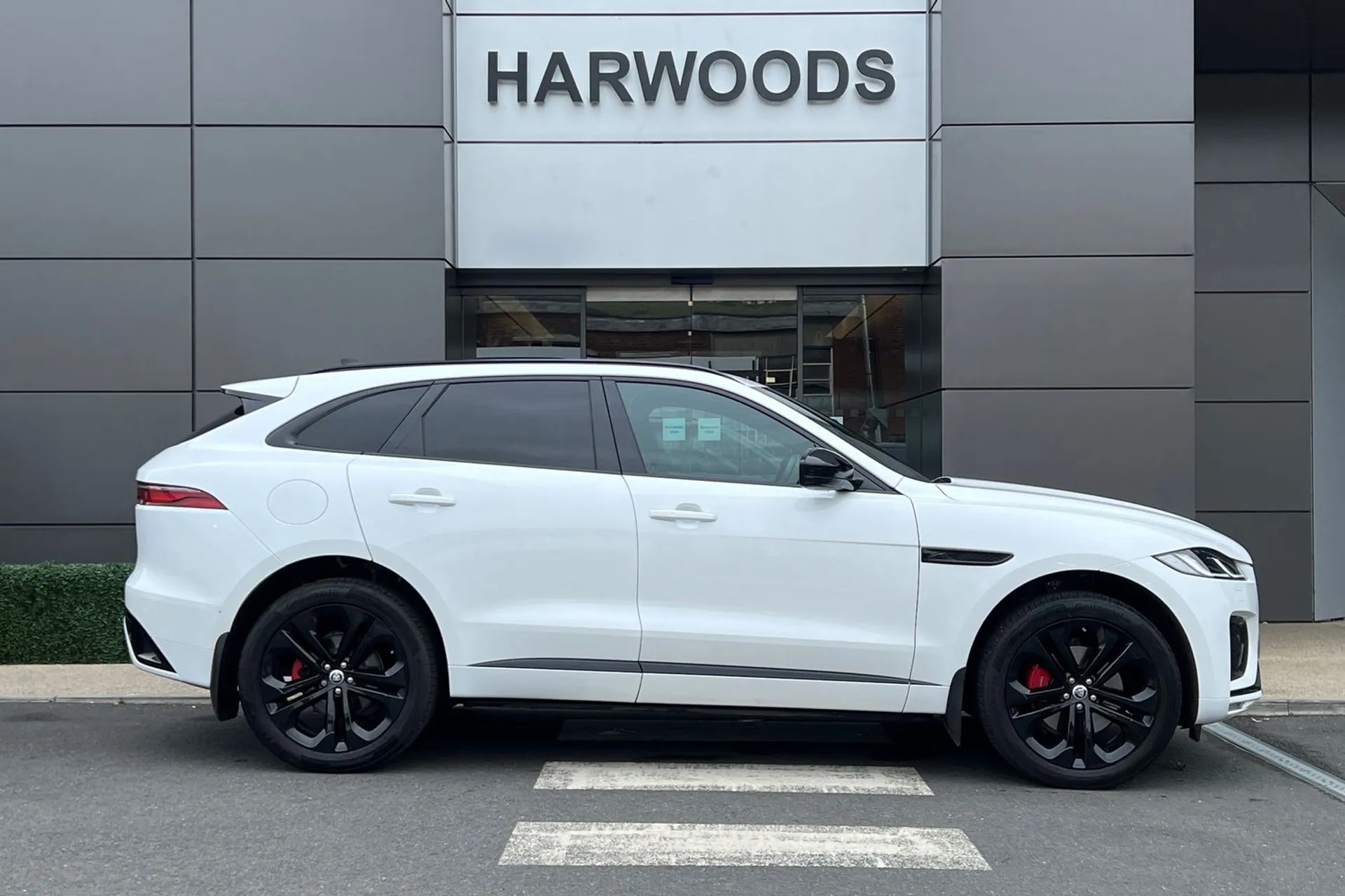 Jaguar F-PACE thumbnail image number 2