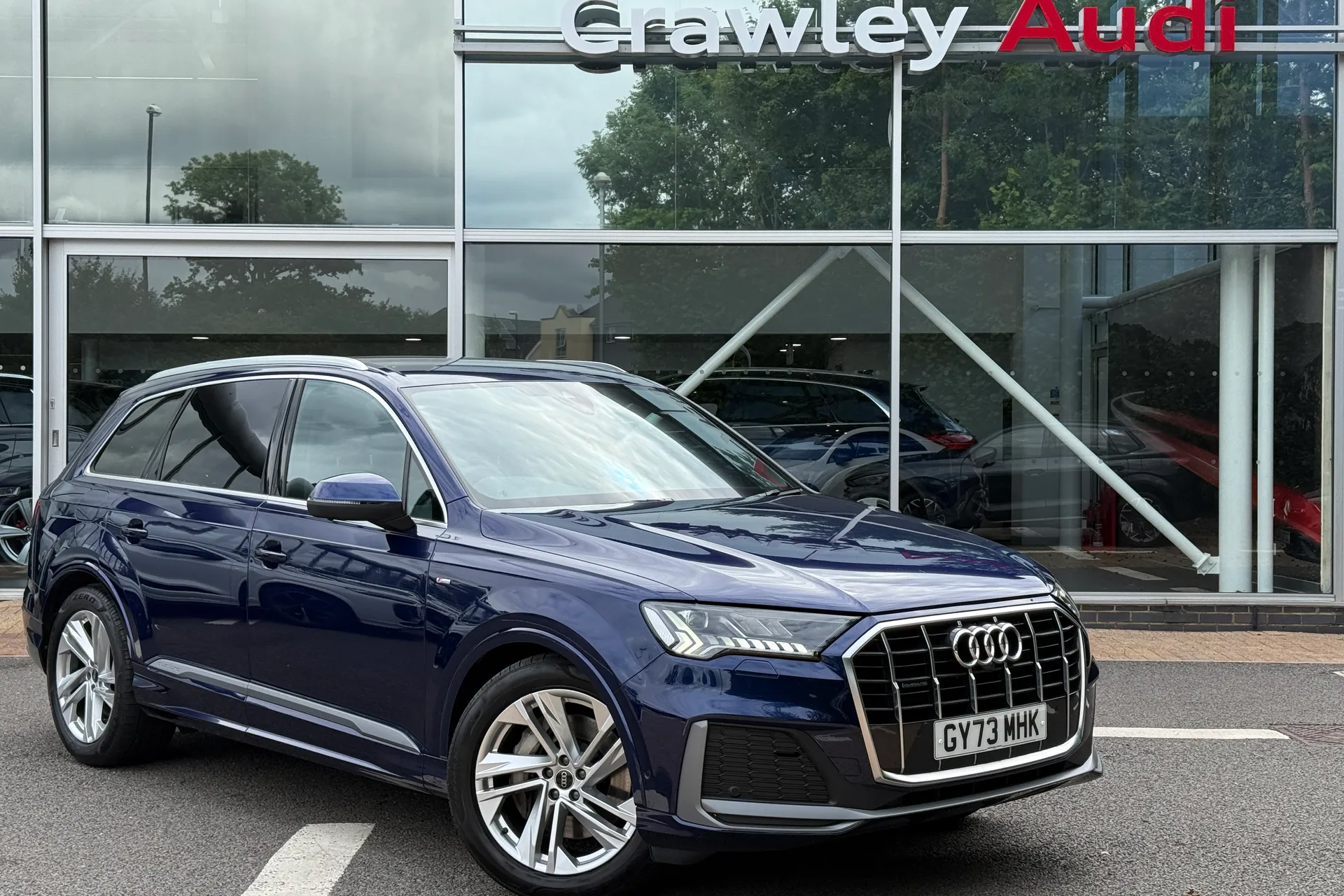 Audi Q7 focused image