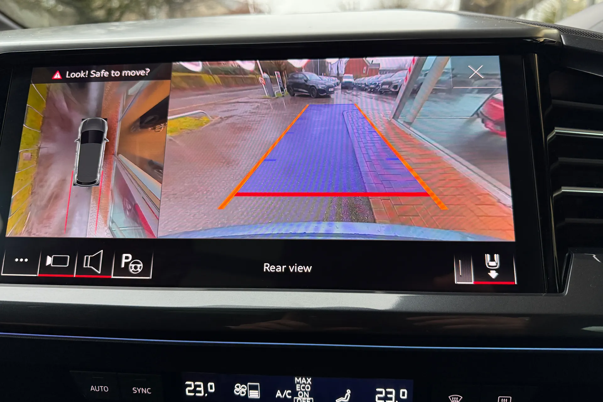 Audi Q4 thumbnail image number 5