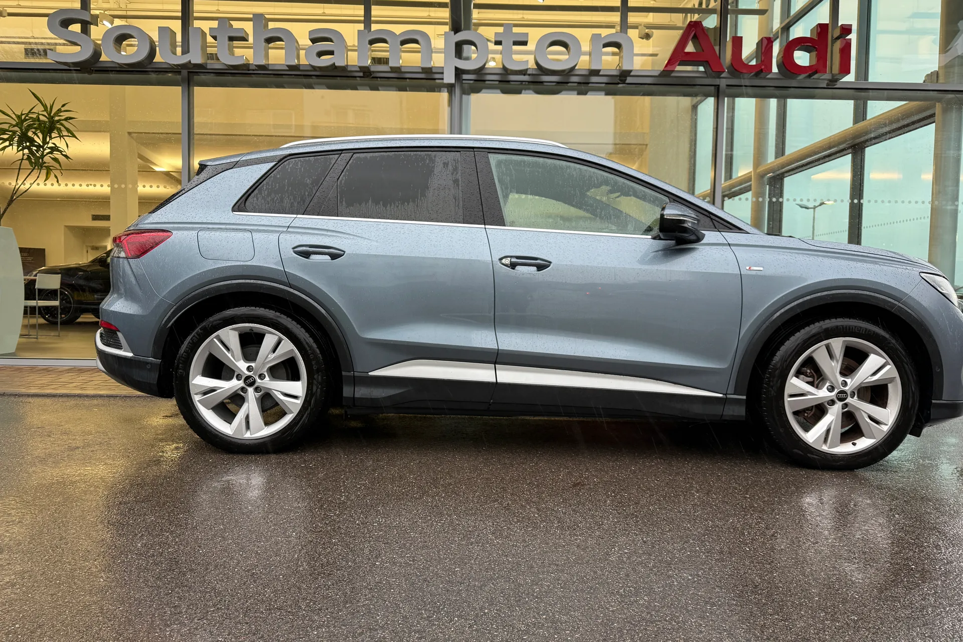 Audi Q4 thumbnail image number 2