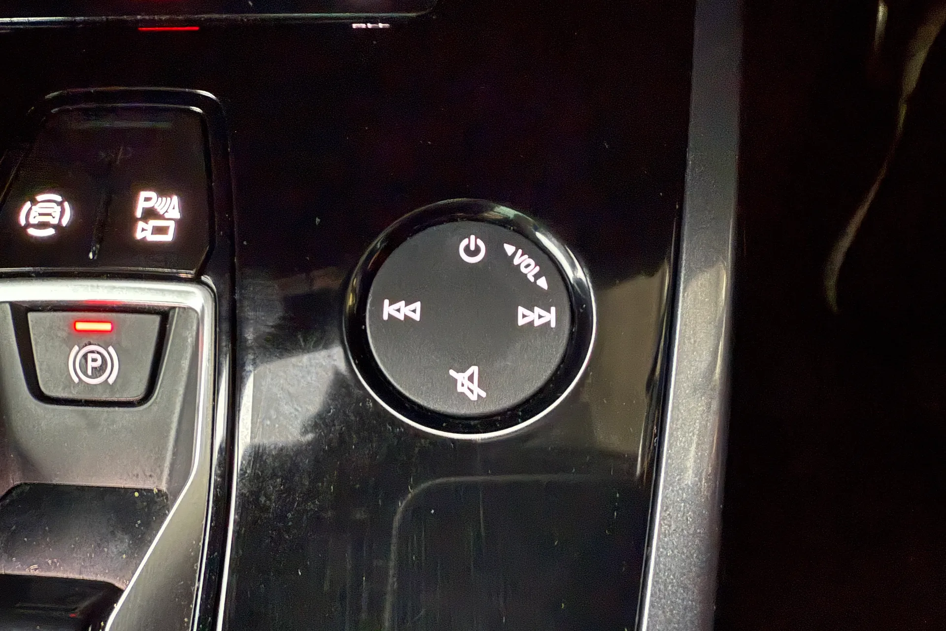 Audi Q4 thumbnail image number 16