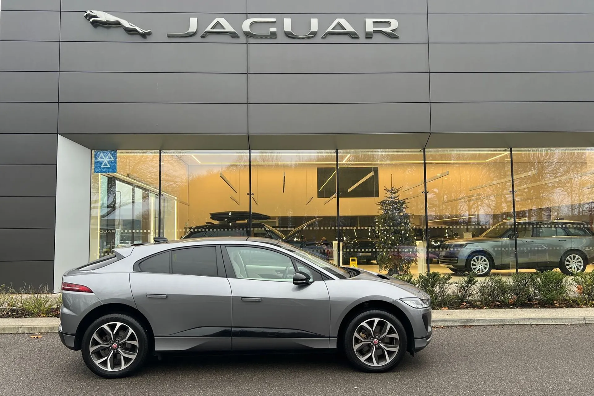 Jaguar I-PACE thumbnail image number 2