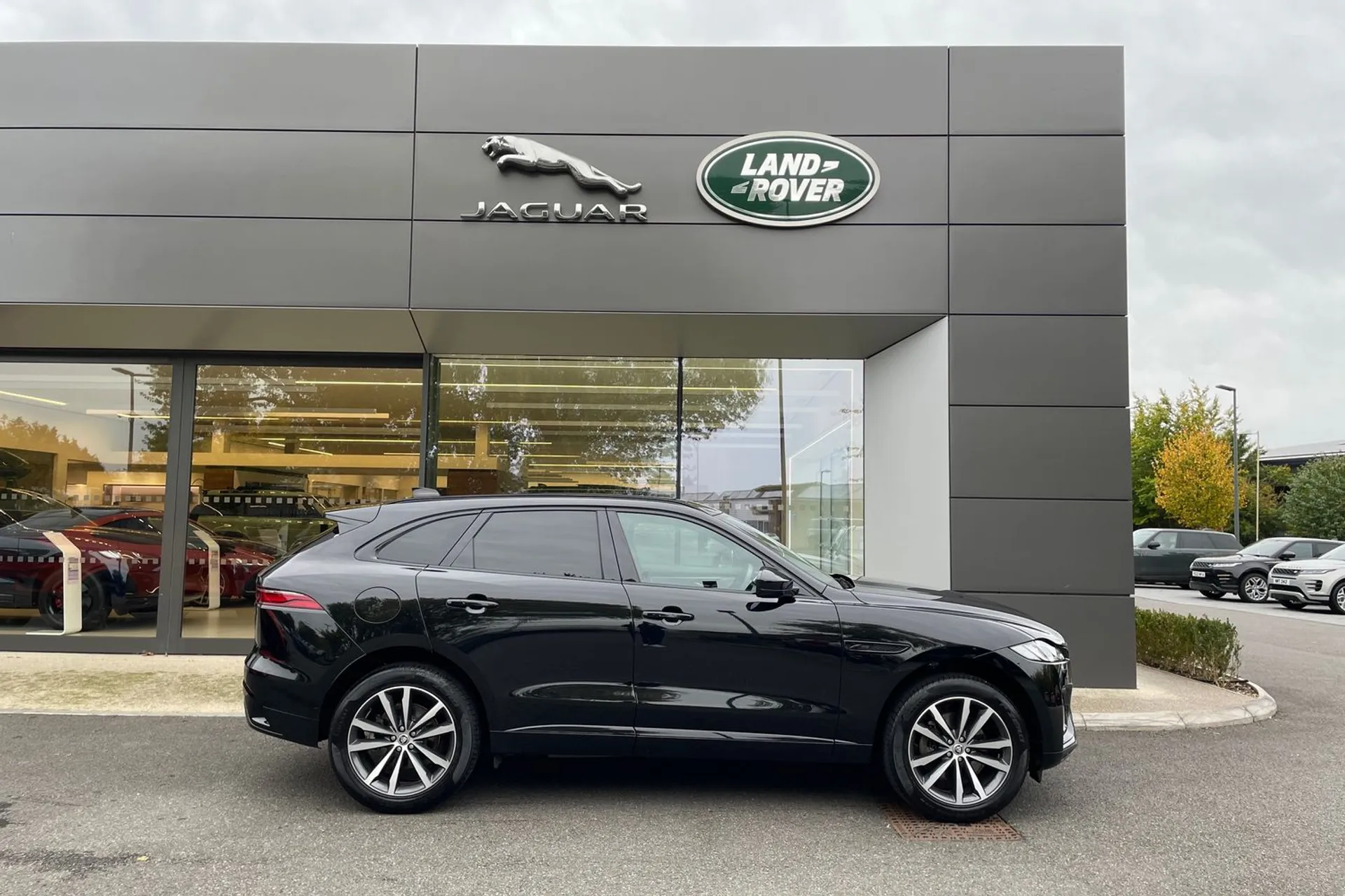 Jaguar F-PACE thumbnail image number 4