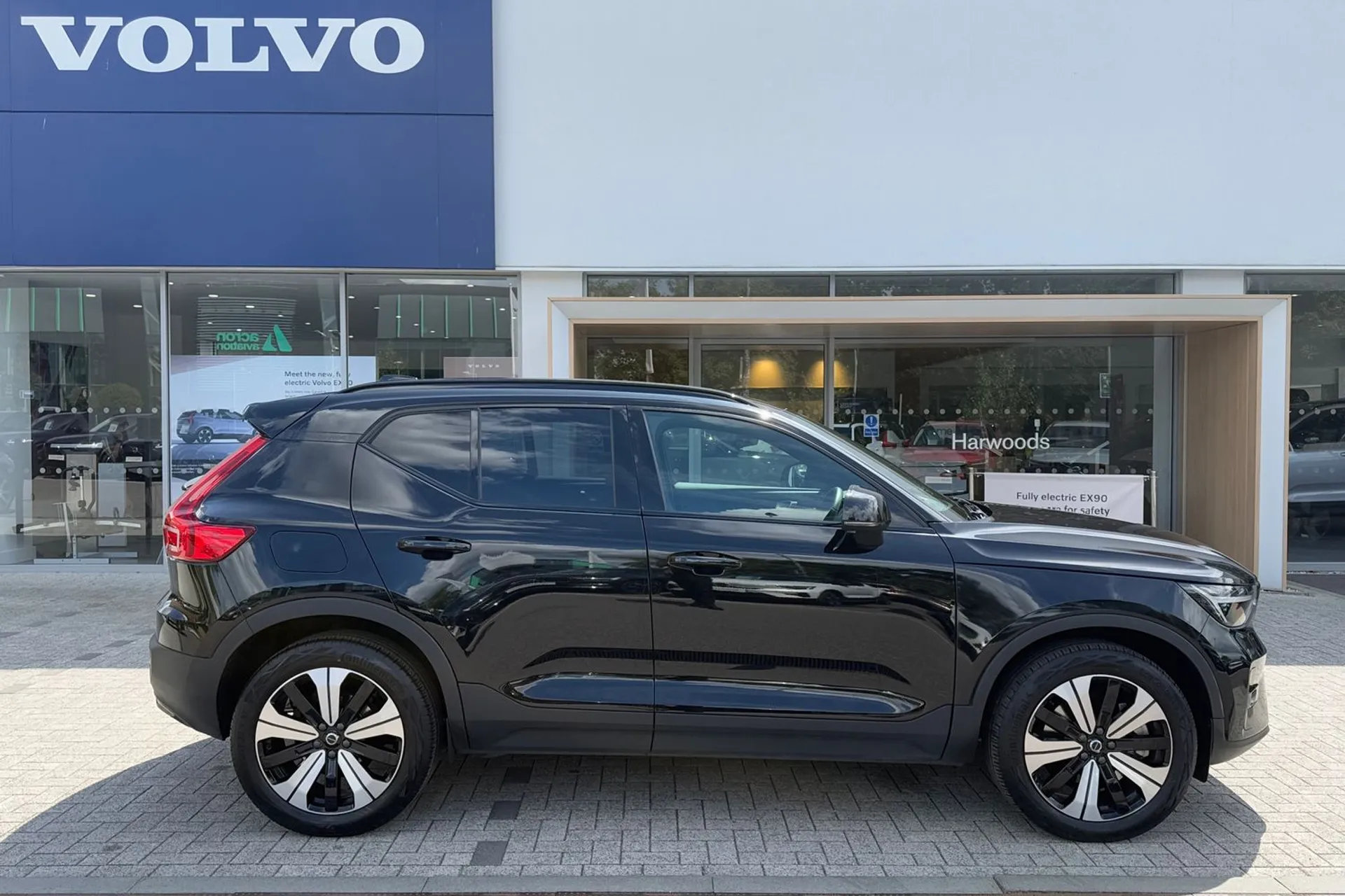 Volvo XC40 thumbnail image number 2