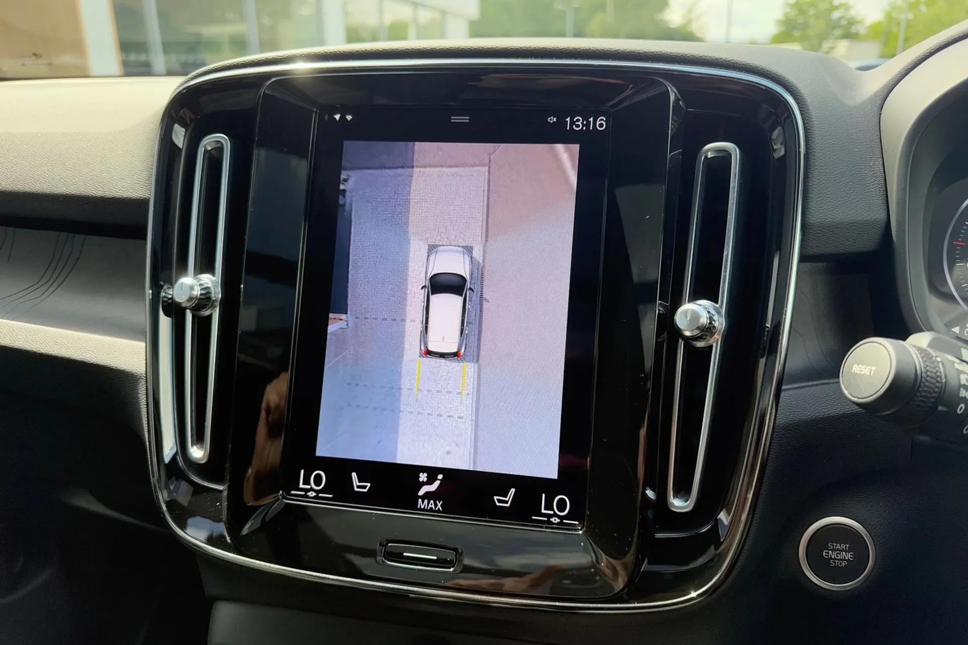 Volvo XC40 thumbnail image number 4