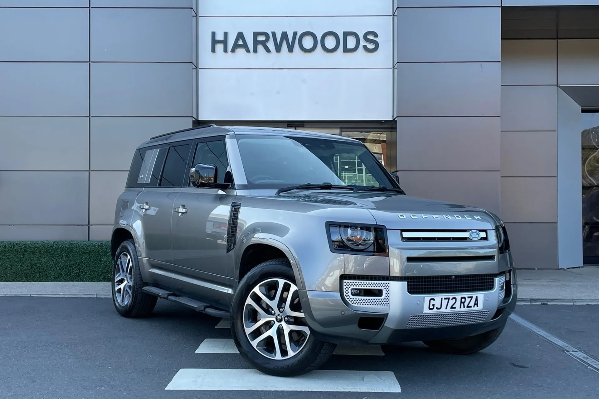 LAND ROVER DEFENDER focused image