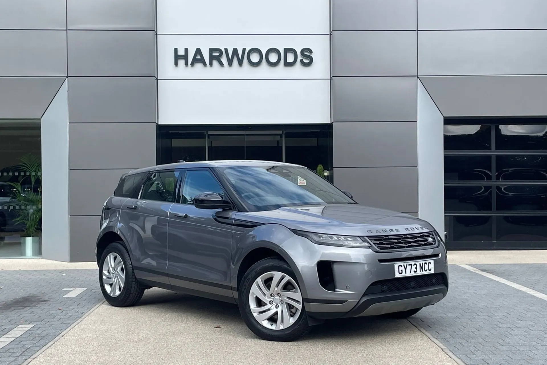 LAND ROVER RANGE ROVER EVOQUE focused image