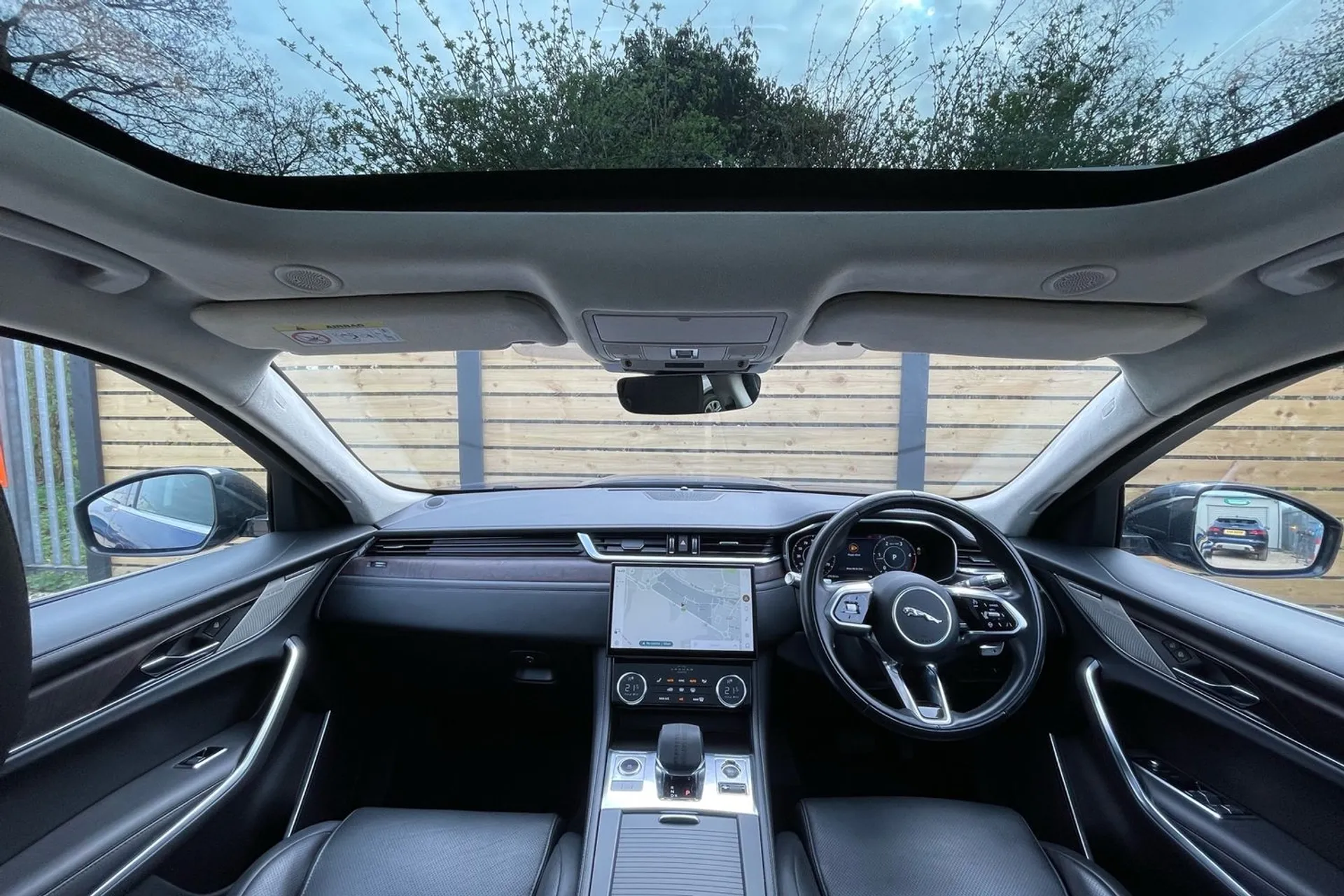 Jaguar F-PACE thumbnail image number 3