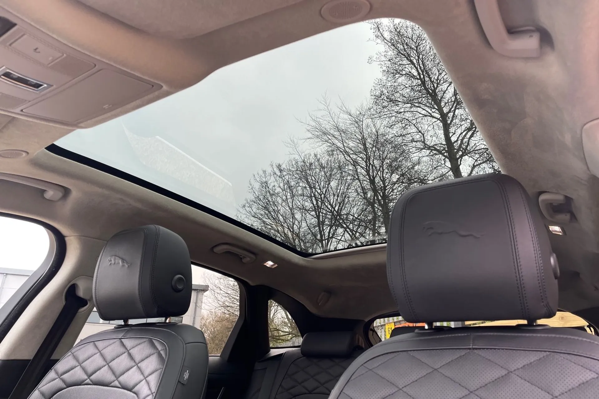 Jaguar F-PACE thumbnail image number 30