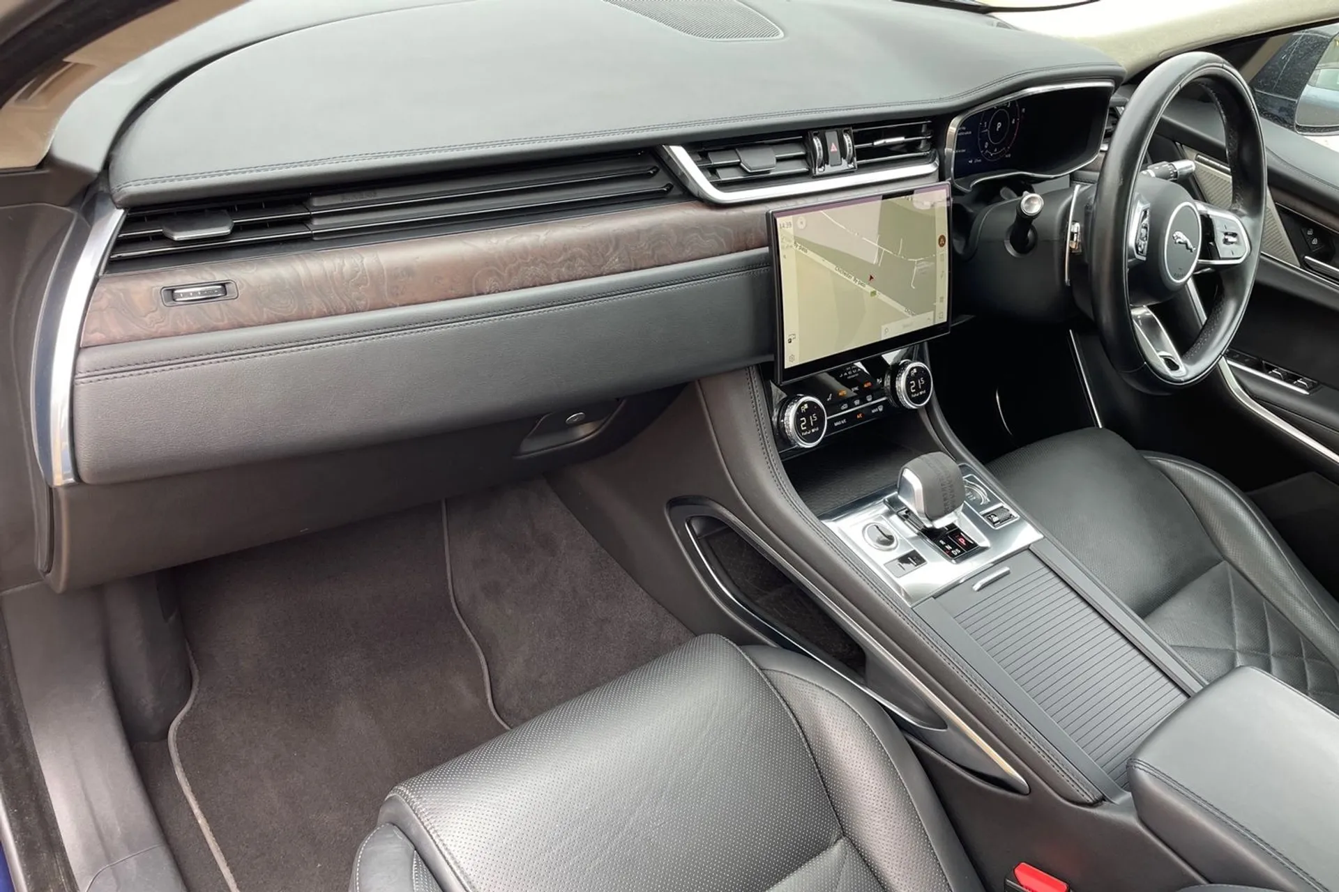 Jaguar F-PACE thumbnail image number 28