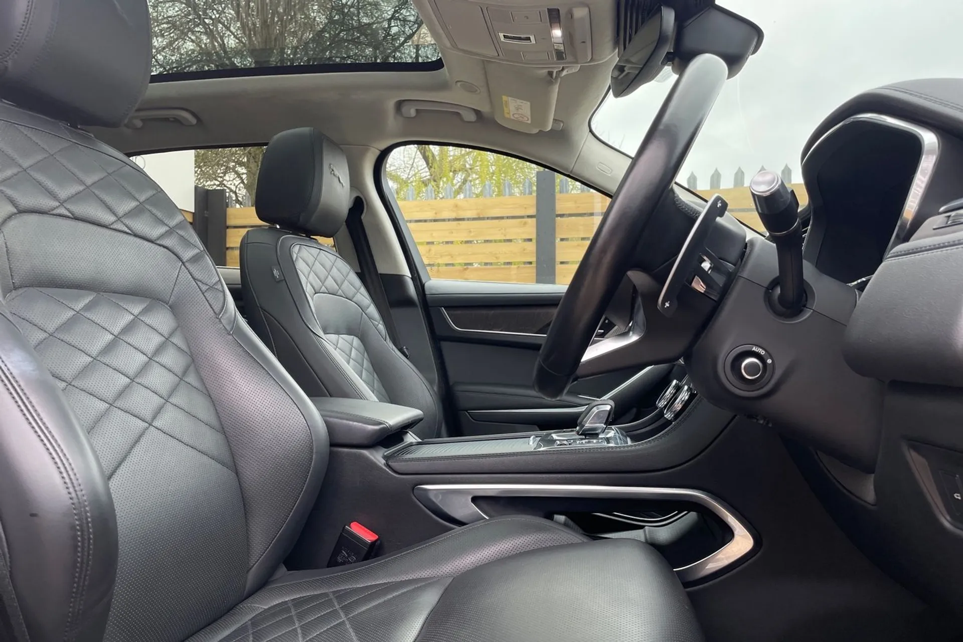Jaguar F-PACE thumbnail image number 26